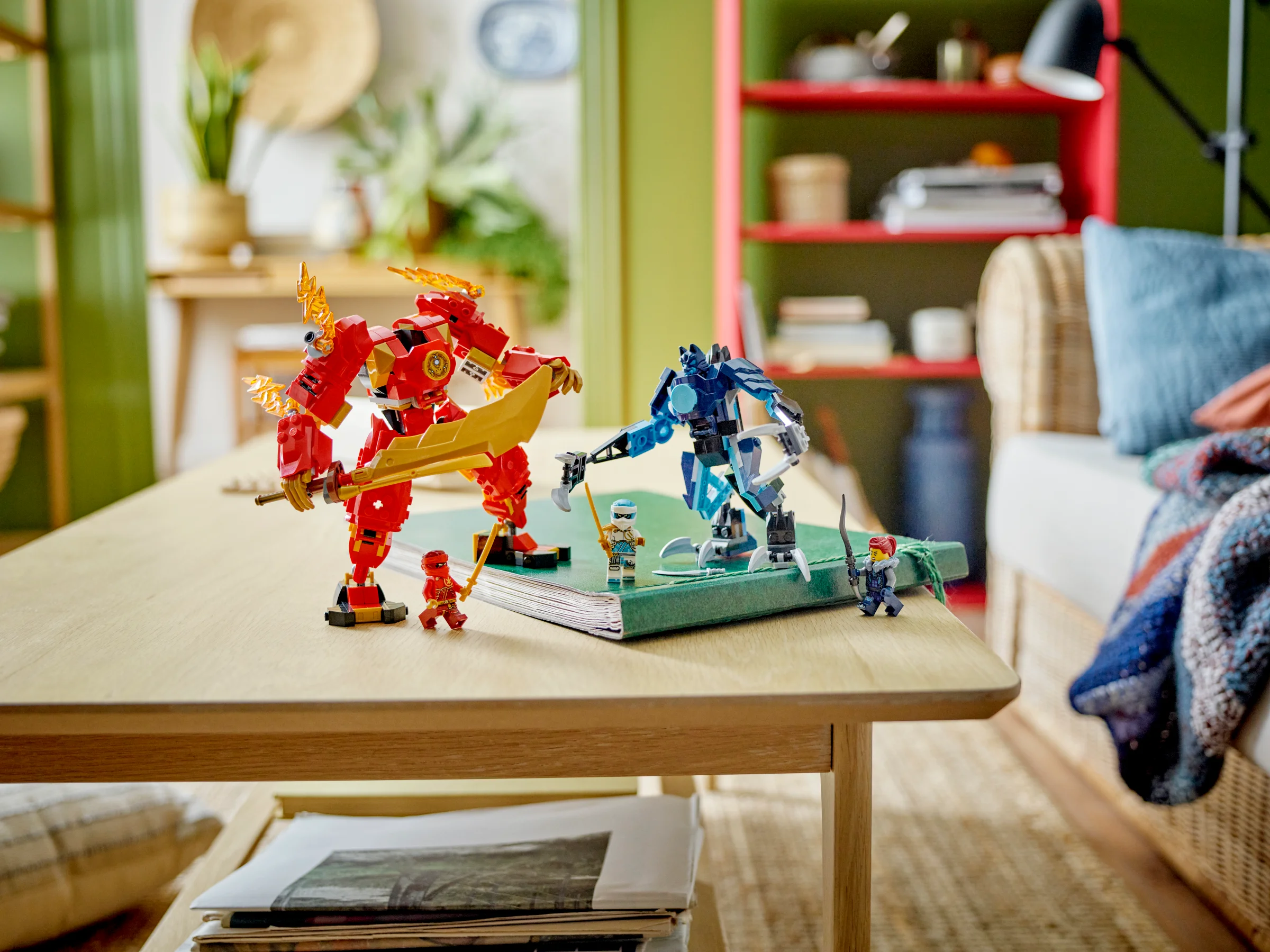 Mech-urile Ninjago Kai și Zane se luptă cu minifigurine pe o carte.