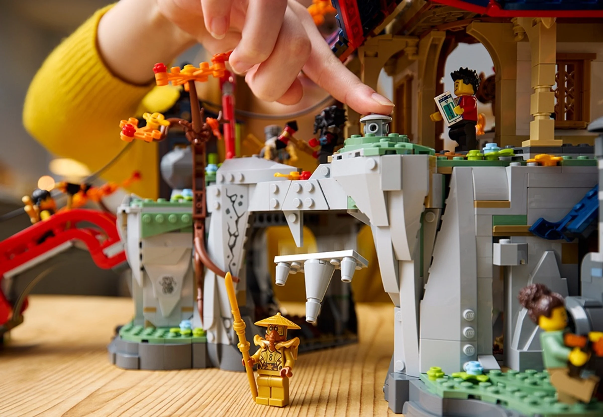 Detalii ale templului LEGO Ninjago 71814, cu minifigurine și funcții interactive prezentate.