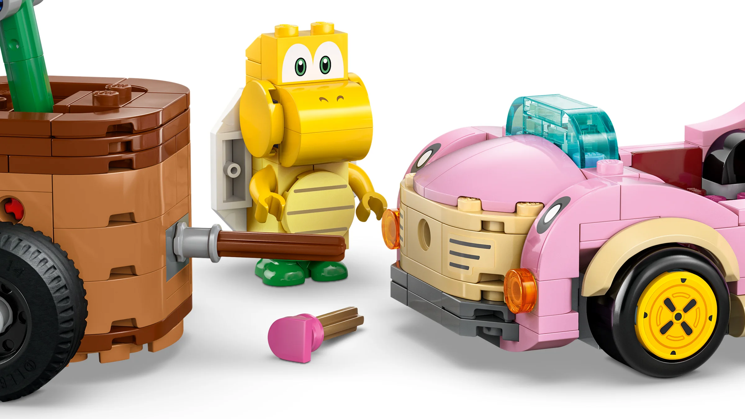 Imagine detaliată cu Koopa Troopa, Piranha Plant și mașina roz din setul LEGO Super Mario.