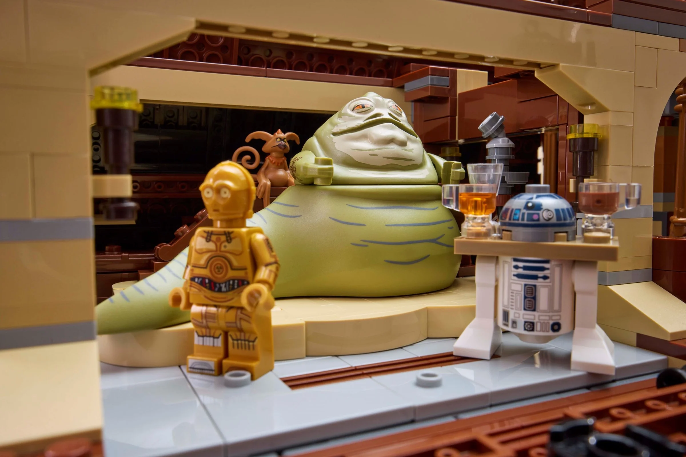 O scenă cu Jabba, C-3PO și R2-D2 în barja lui Jabba, un detaliu al setului LEGO Star Wars.