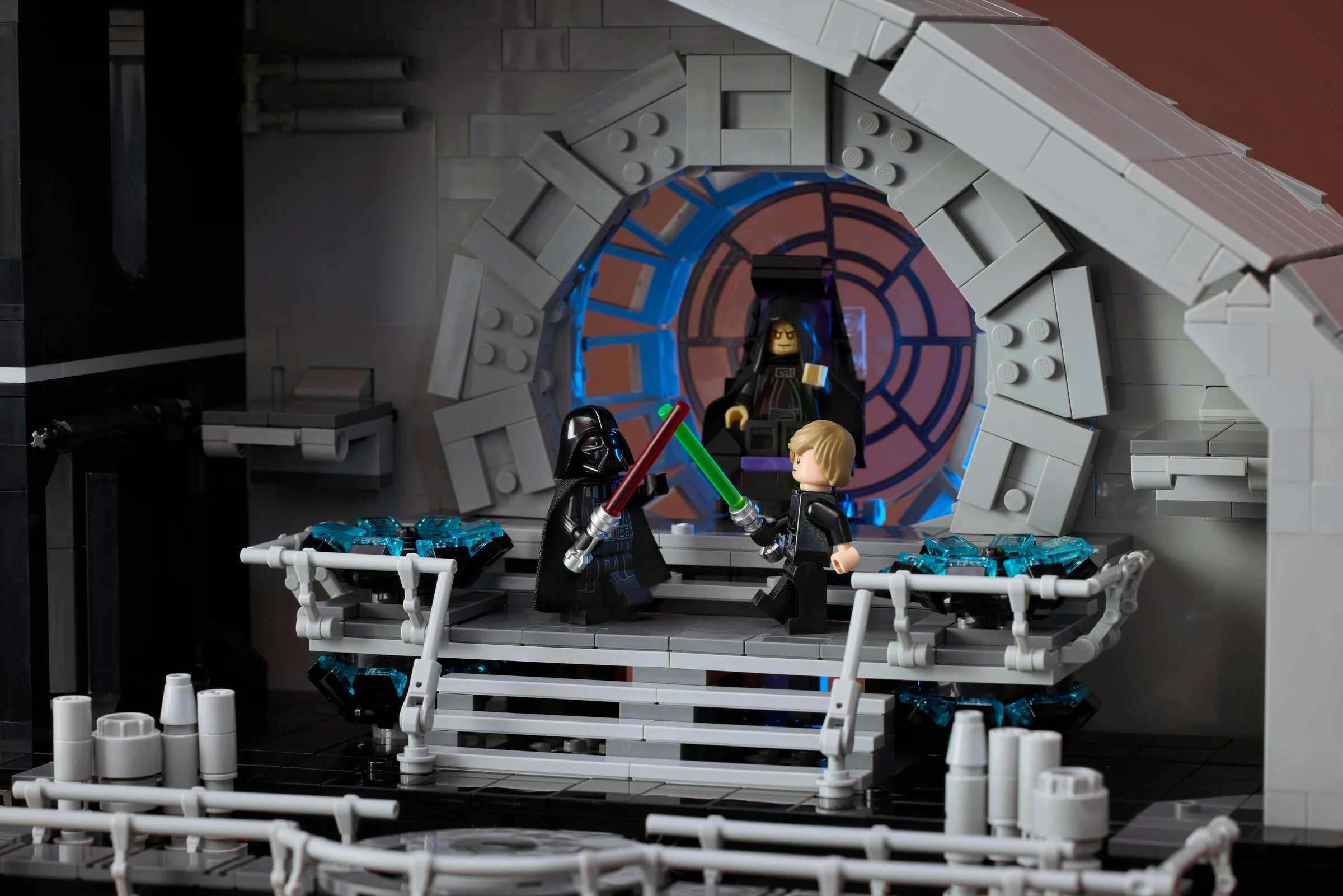 Scenă LEGO cu confruntarea dintre Darth Vader și Luke Skywalker în fața Împăratului.