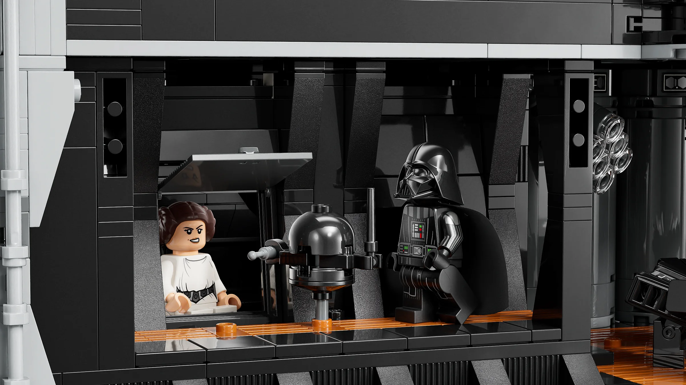 O scenă detaliată din Death Star LEGO, cu minifigurinele Darth Vader și Prințesa Leia.