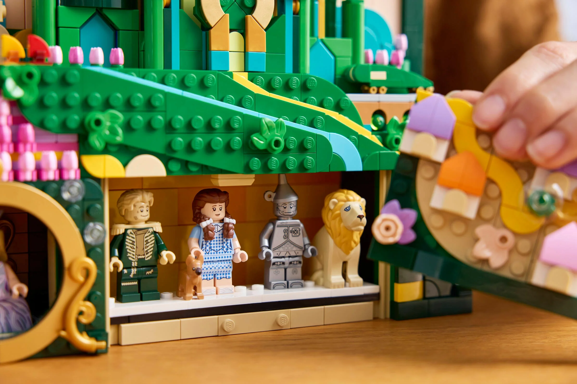 Imagine detaliată cu personajele principale și elemente din Orașul de Smarald LEGO.