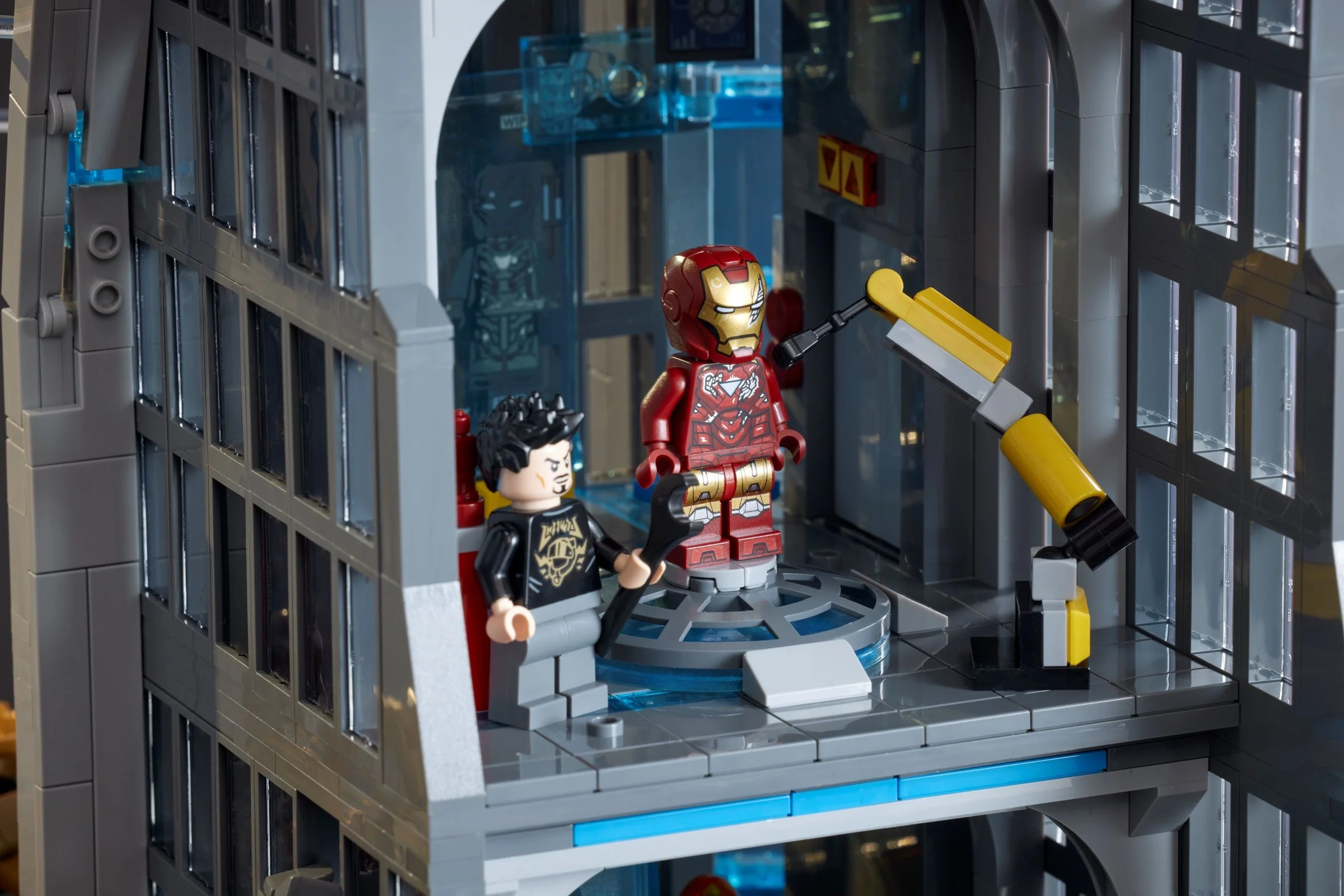 Scenă detaliată cu minifigurinele Tony Stark și Iron Man în Turnul Avengers.