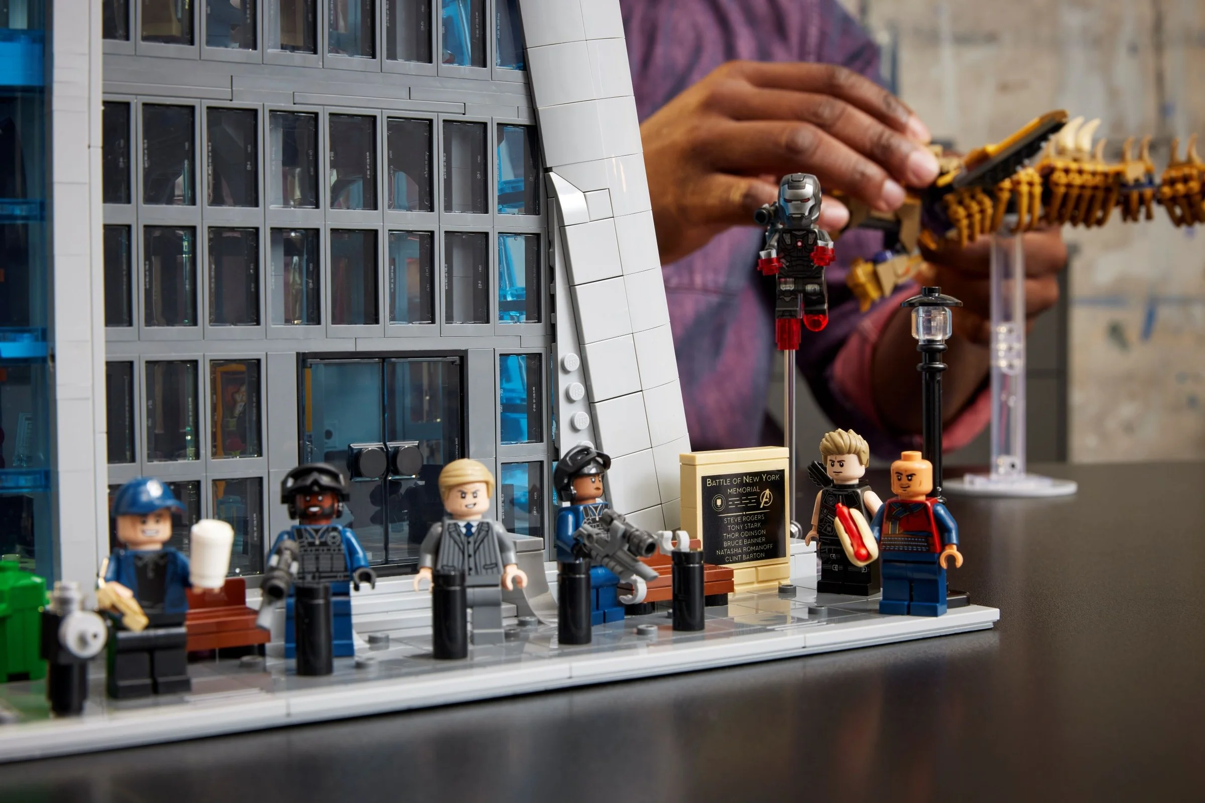 O scenă cu minifigurine lângă Turnul Răzbunătorilor, cu Memorialul Bătăliei de la New York.