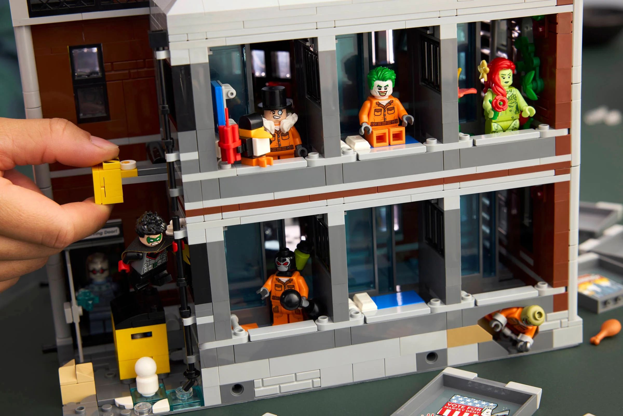 Imagine cu minifigurinele Arkham Asylum în celulele lor. Vedere detaliată a setului. 