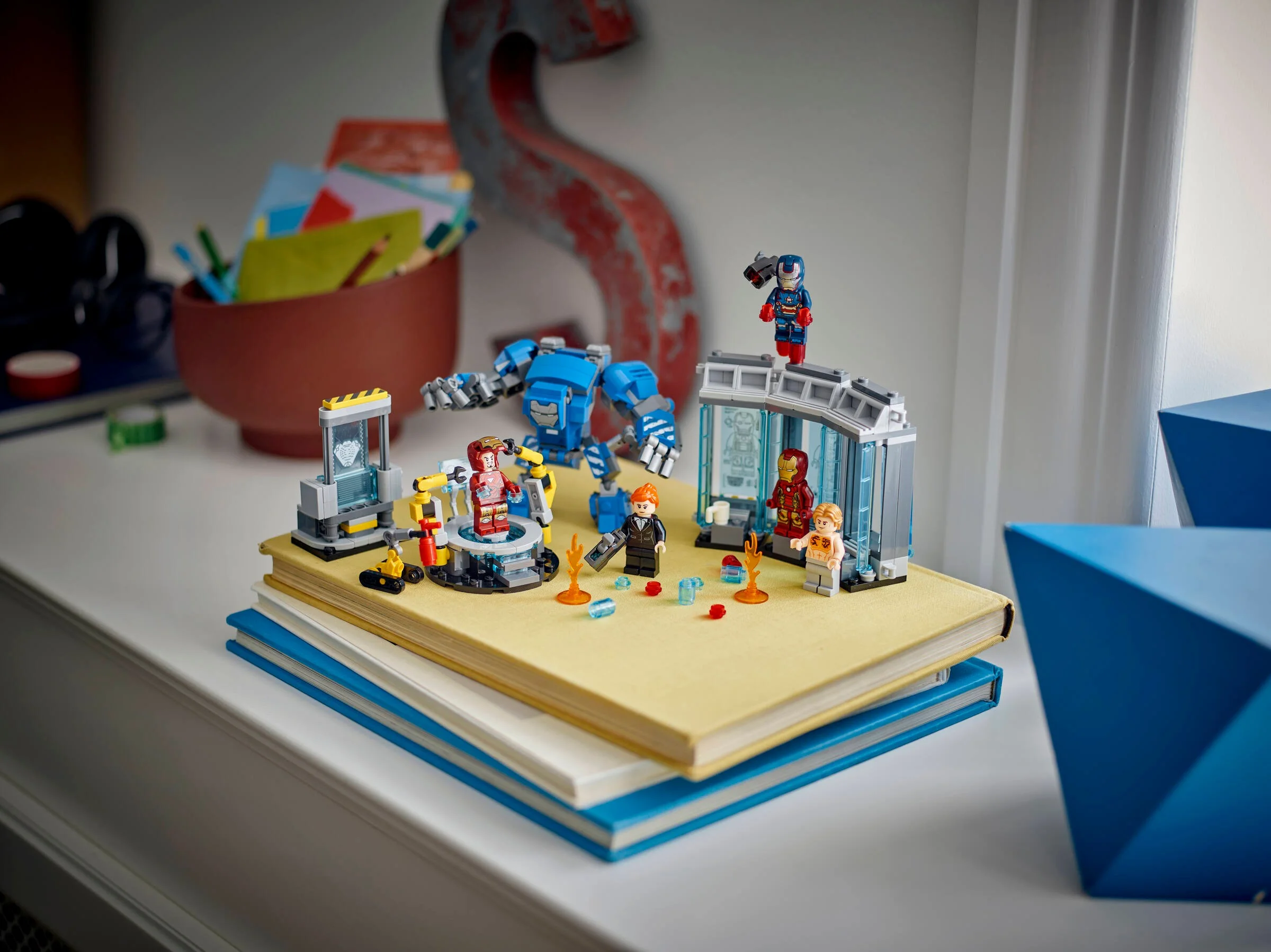 Laboratorul lui Iron Man LEGO, un diorama cu minifigurine și elemente interactive.