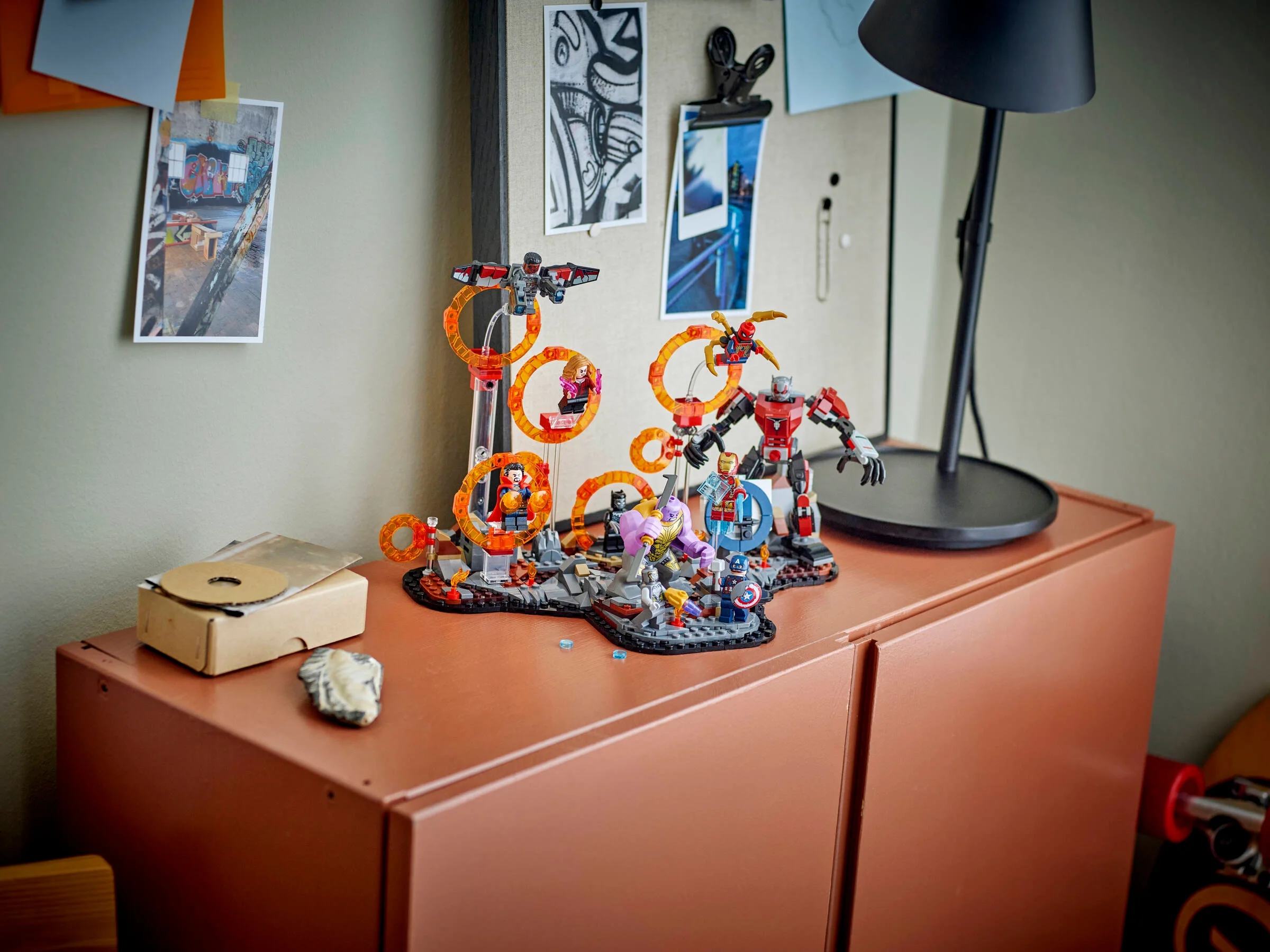 Scenă detaliată a bătăliei finale Avengers: Endgame. Minifigurine, portaluri și elemente de decor vizibile.