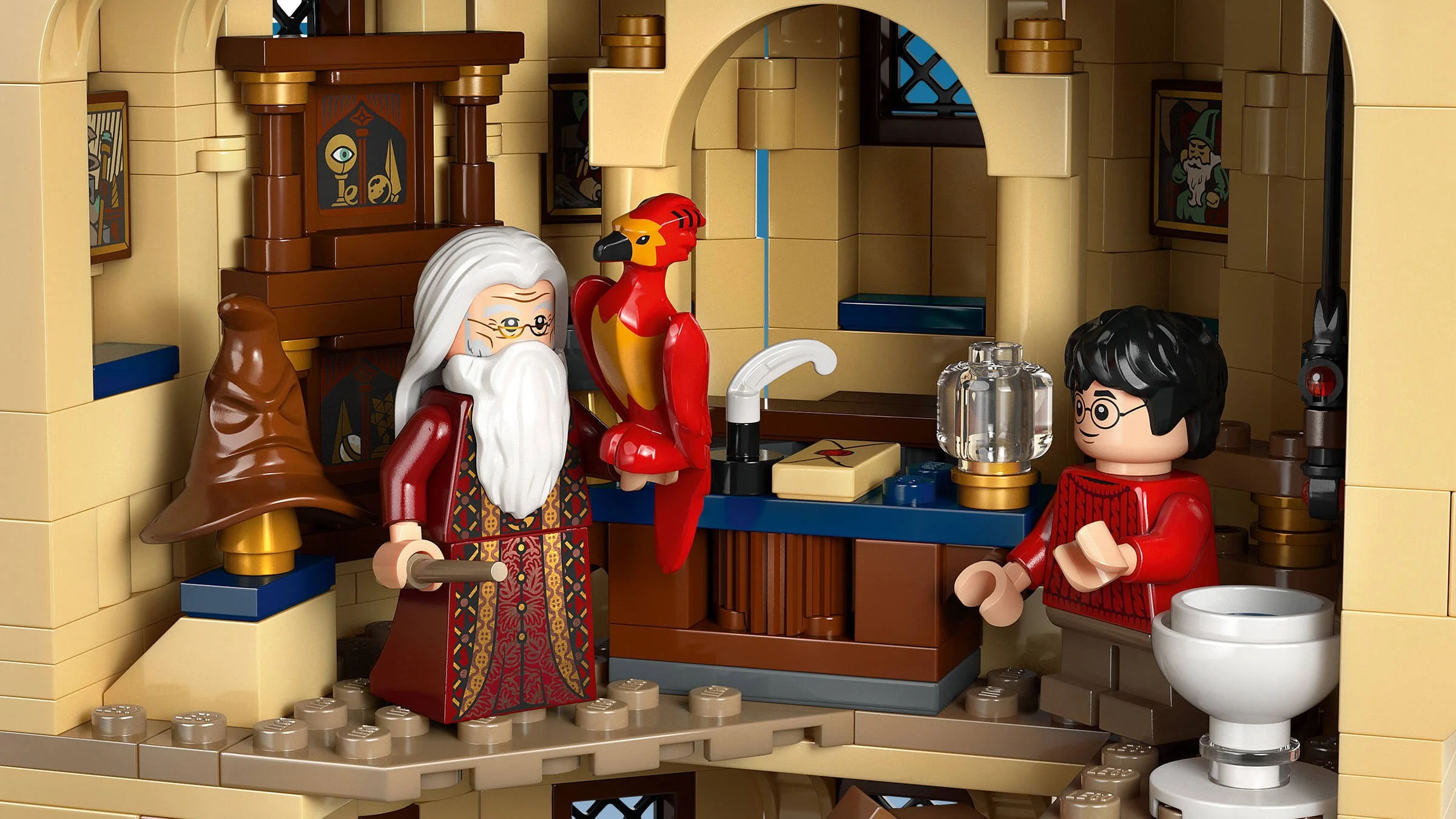O scenă detaliată din setul LEGO Hogwarts, cu minifigurinele Dumbledore, Harry și Fawkes.