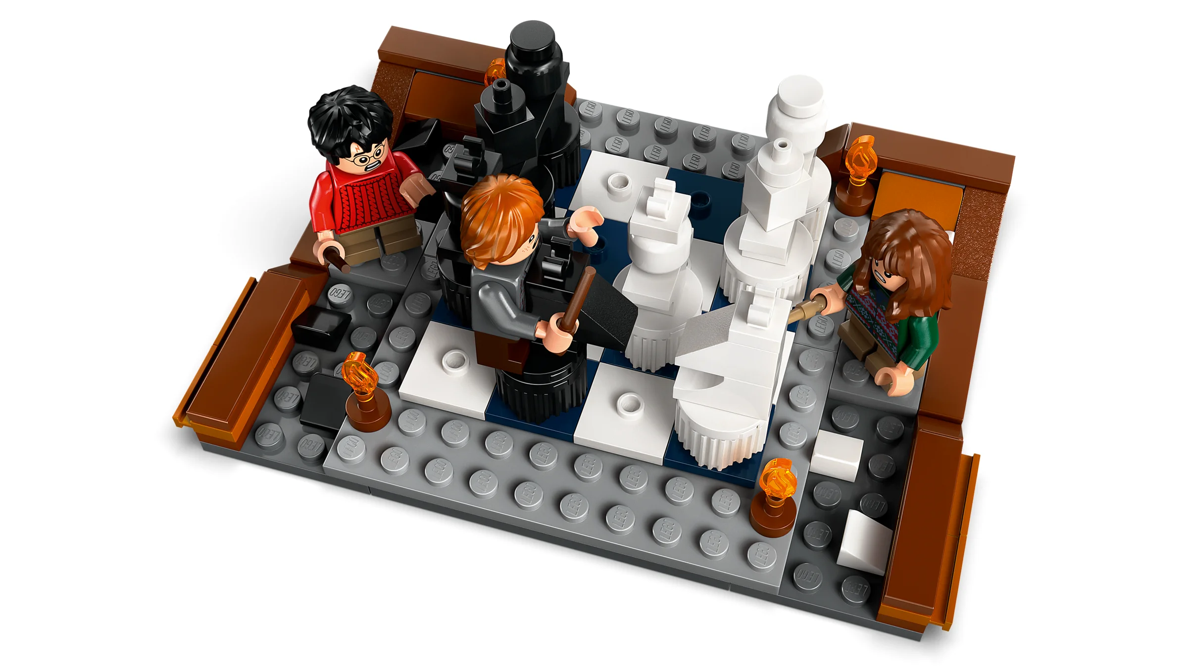 Scenă cu șah magic LEGO Harry Potter, cu Harry, Ron și Hermione minifigurine.