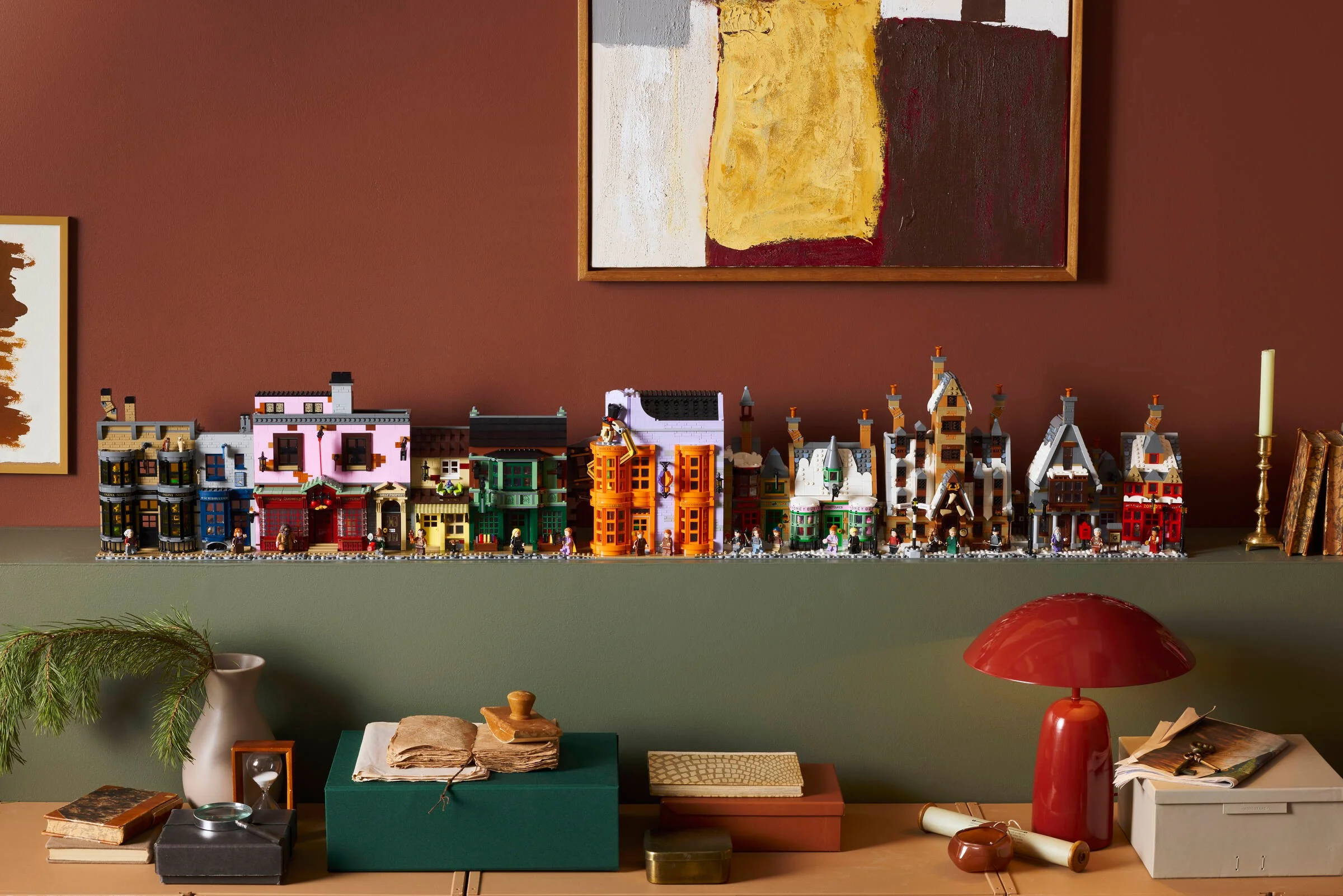 O imagine ce prezintă satul Hogsmeade LEGO, aranjat pe o poliță, într-un cadru de colecție.