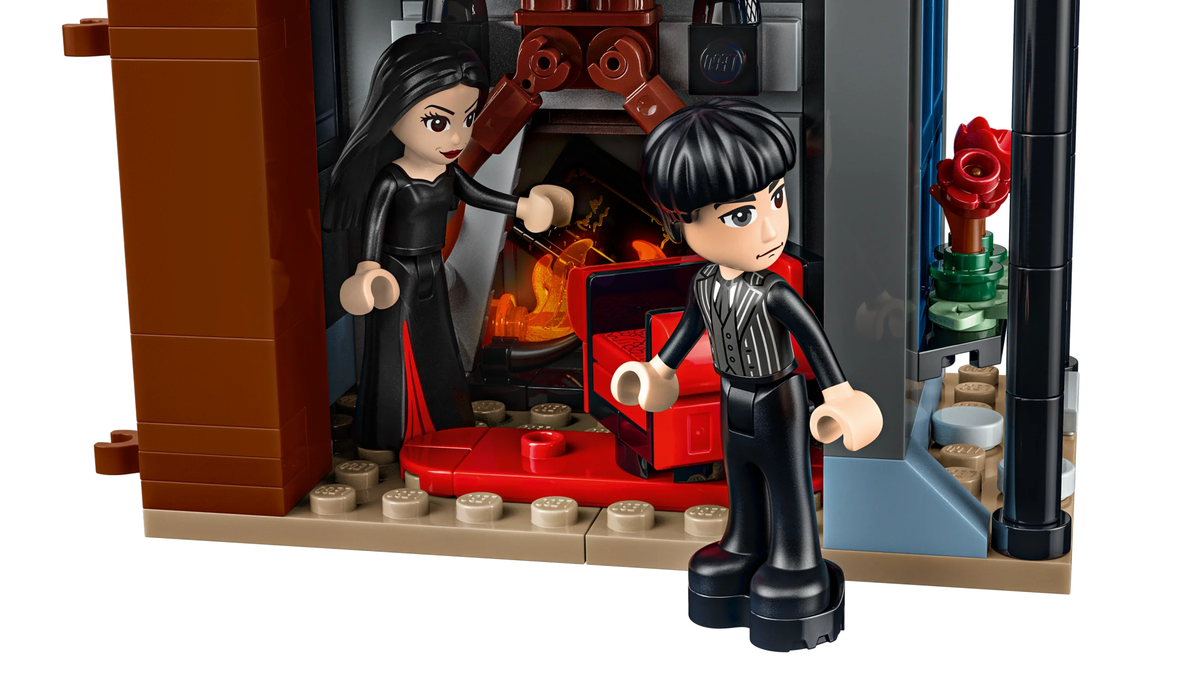 Morticia și Wednesday Addams lângă șemineu într-o imagine detaliată a căsuței LEGO.