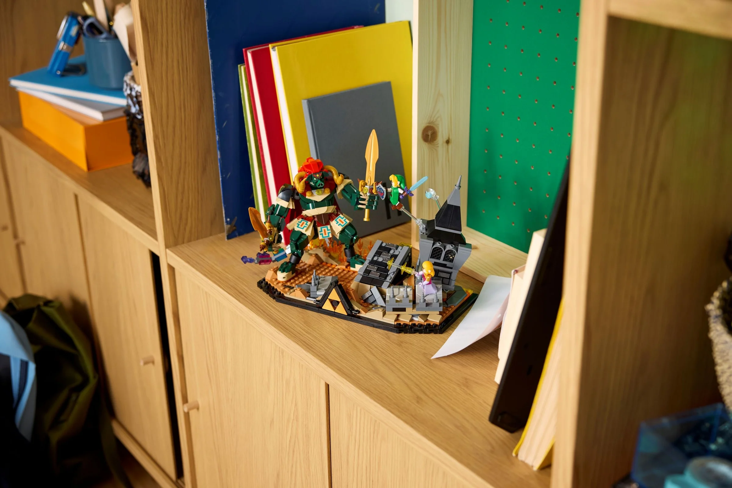 Setul LEGO 77093 Ocarina of Time - Bătălia Finală, cu minifigurine și detalii construite.