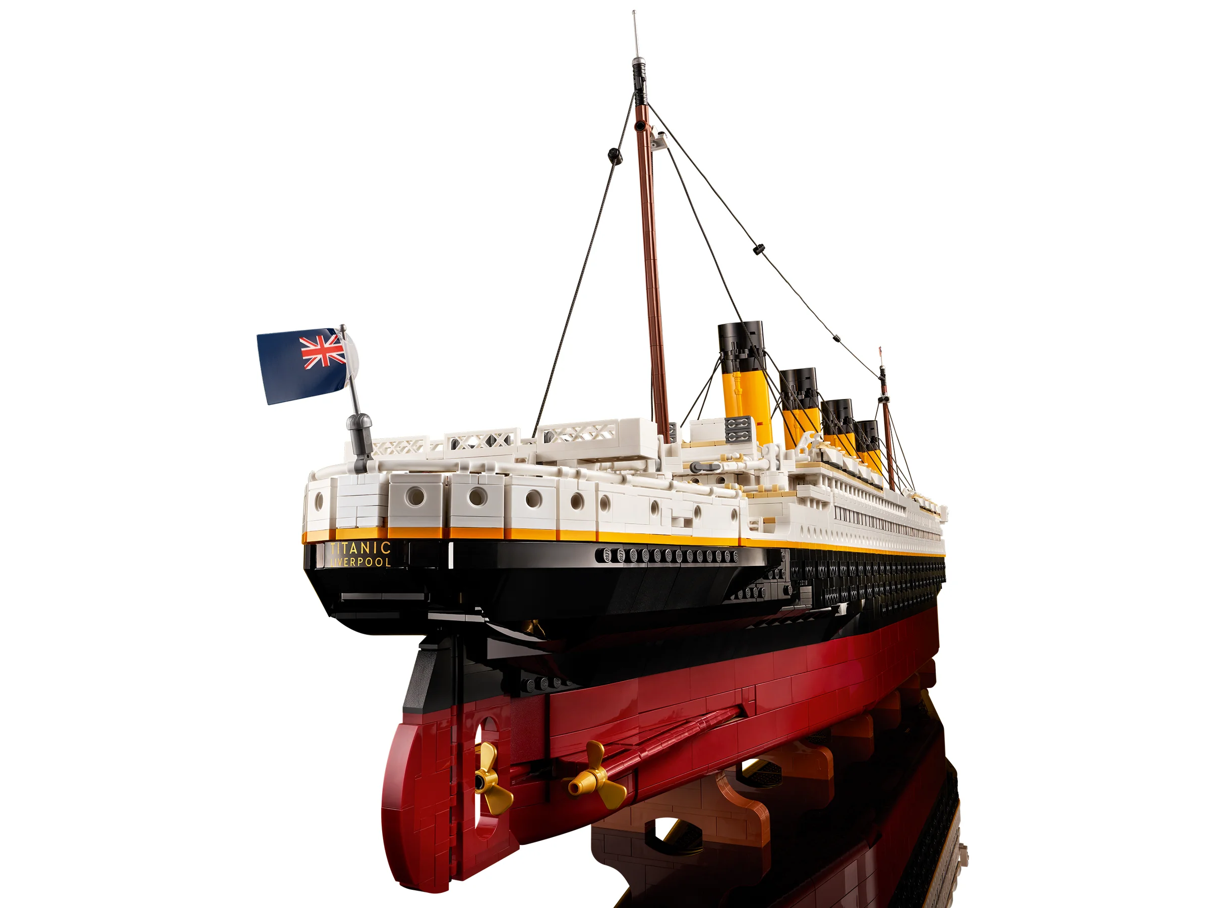 O imagine detaliată a modelului LEGO Titanic, cu accent pe prova și pavilion.