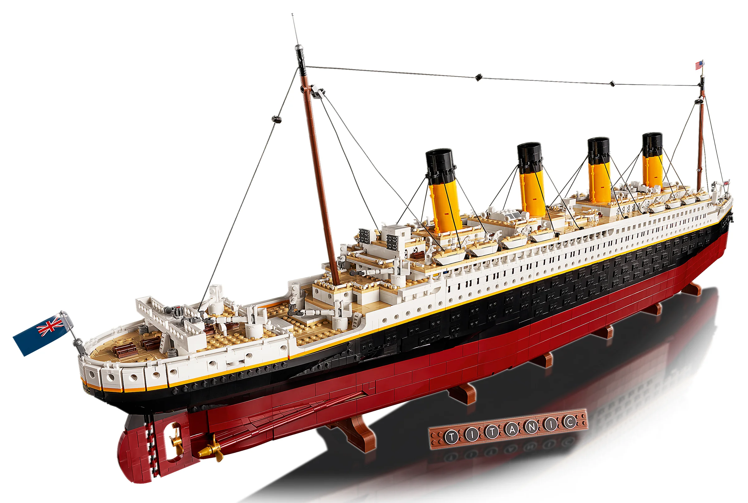 Modelul LEGO Titanic, detaliat și impunător, cu steaguri și culori autentice.