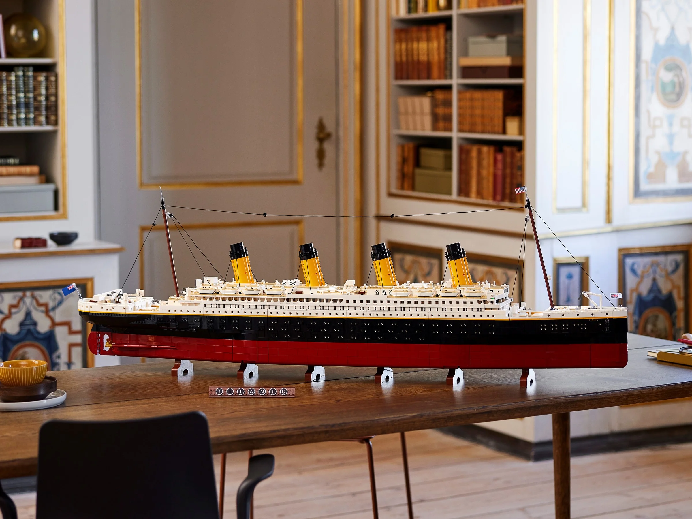 Modelul LEGO Titanic expus pe o masă, într-un cadru elegant. Detaliu impresionant și istoric.