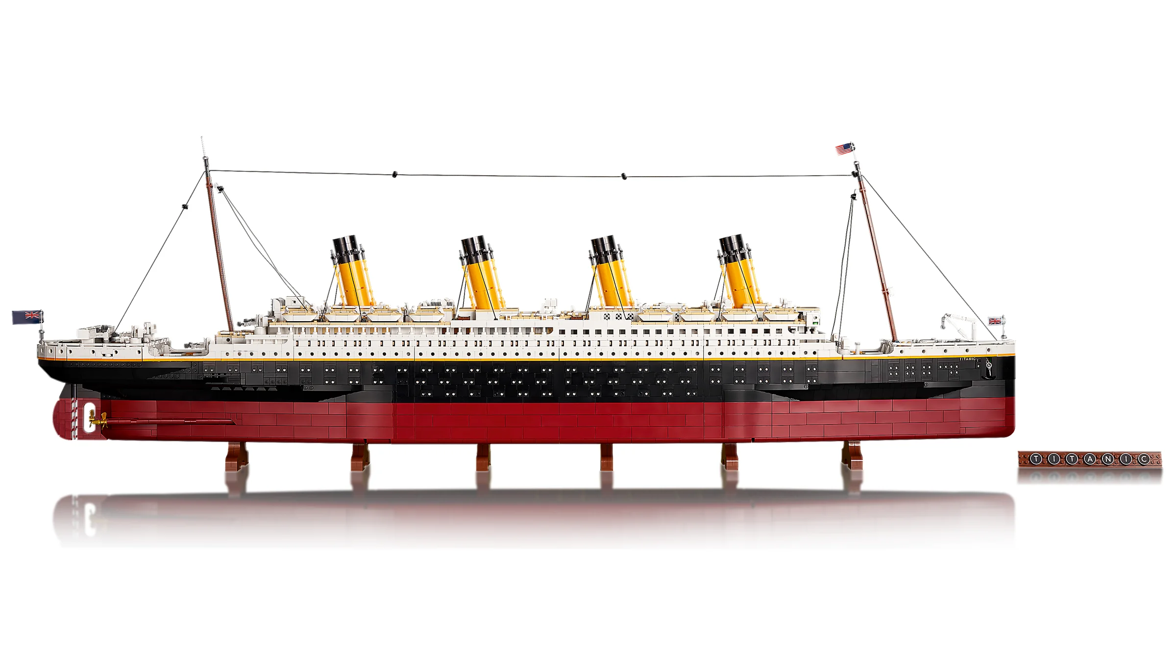 Modelul LEGO Titanic 10294, o replică detaliată a celebrului vas, prezentată pe suporturi.
