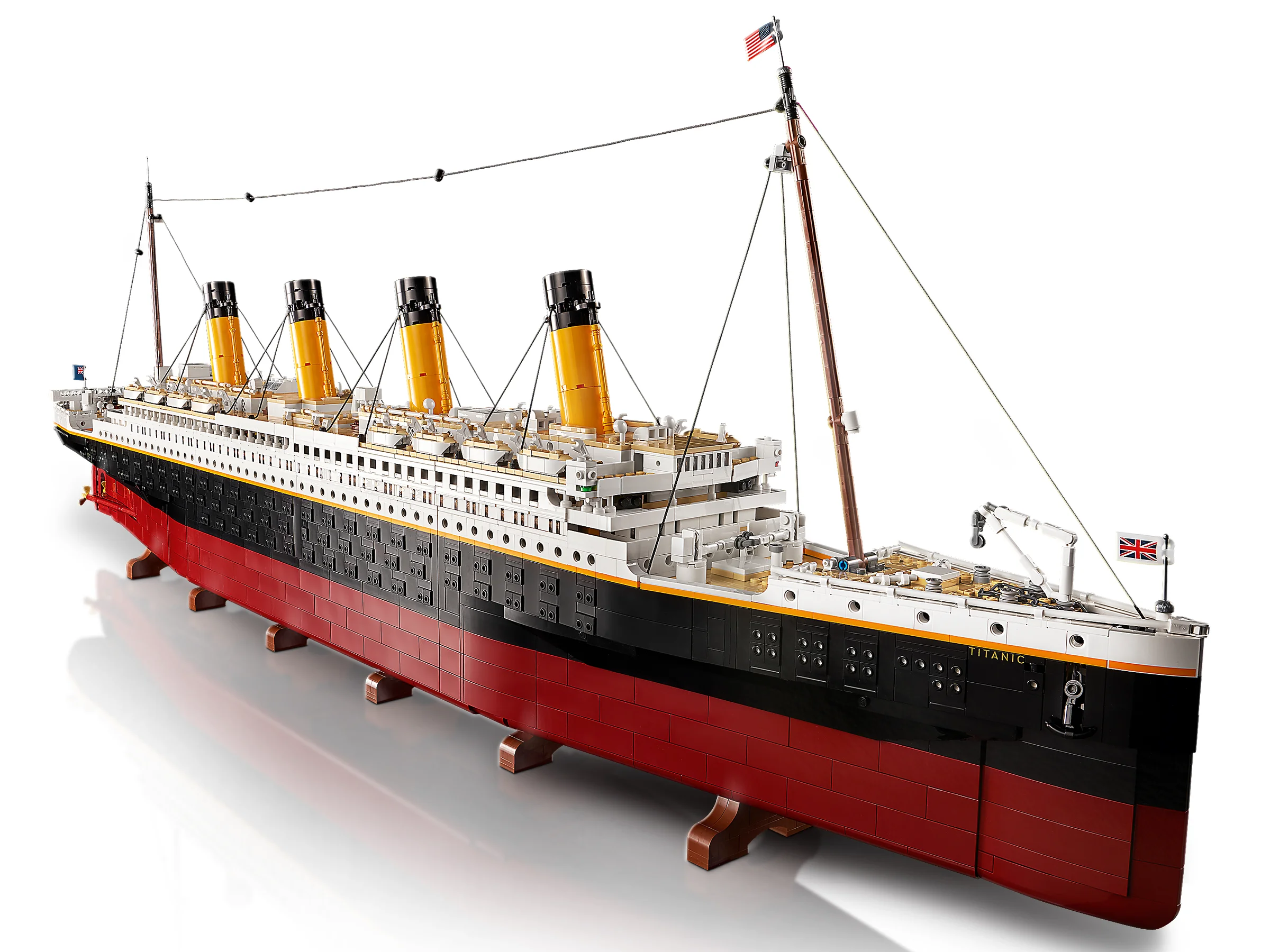 Modelul LEGO Titanic, o replică detaliată și impresionantă a faimosului vapor.