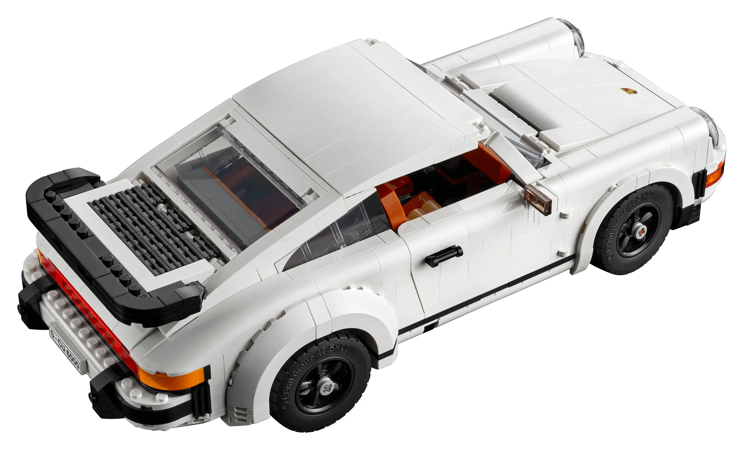 Imagine detaliată a modelului LEGO Porsche 911 (10295), văzut din spate și de sus. Include interiorul portocaliu.