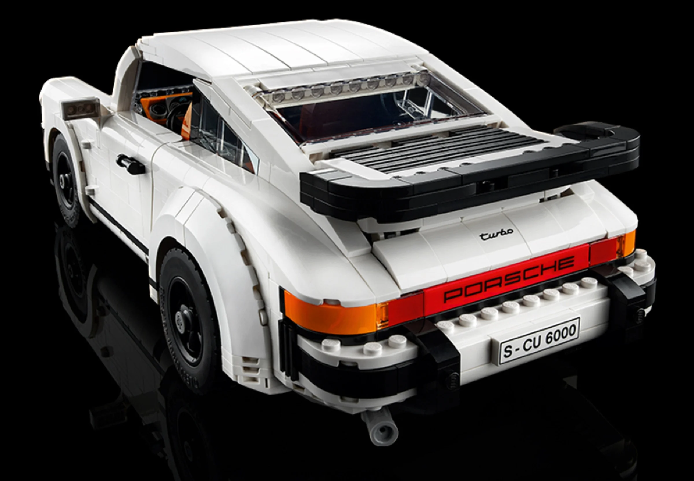 Imagine detaliată cu spatele modelului LEGO Porsche 911, cu accent pe aripă și stopuri.