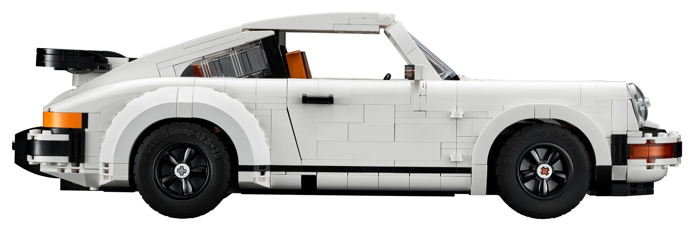 Imagine laterală a modelului LEGO Porsche 911, arătând detaliile caroseriei albe și ale roților.