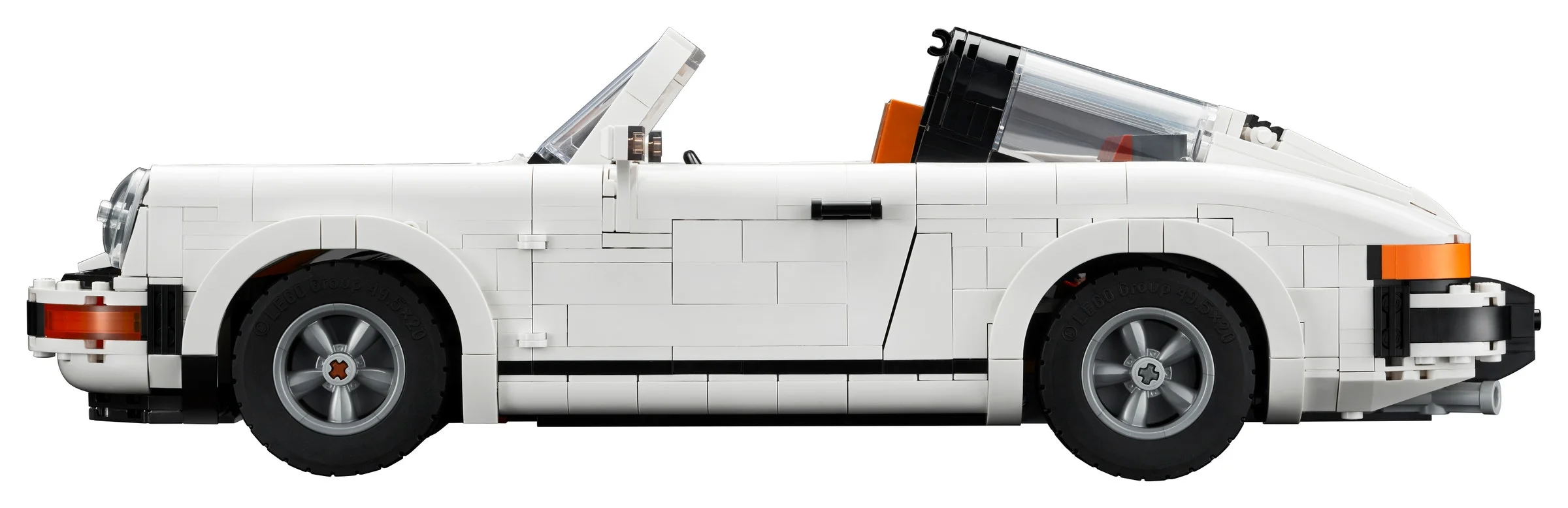 Imagine laterală a modelului LEGO Porsche 911 Targa, cu detalii ale caroseriei albe și jantelor argintii.
