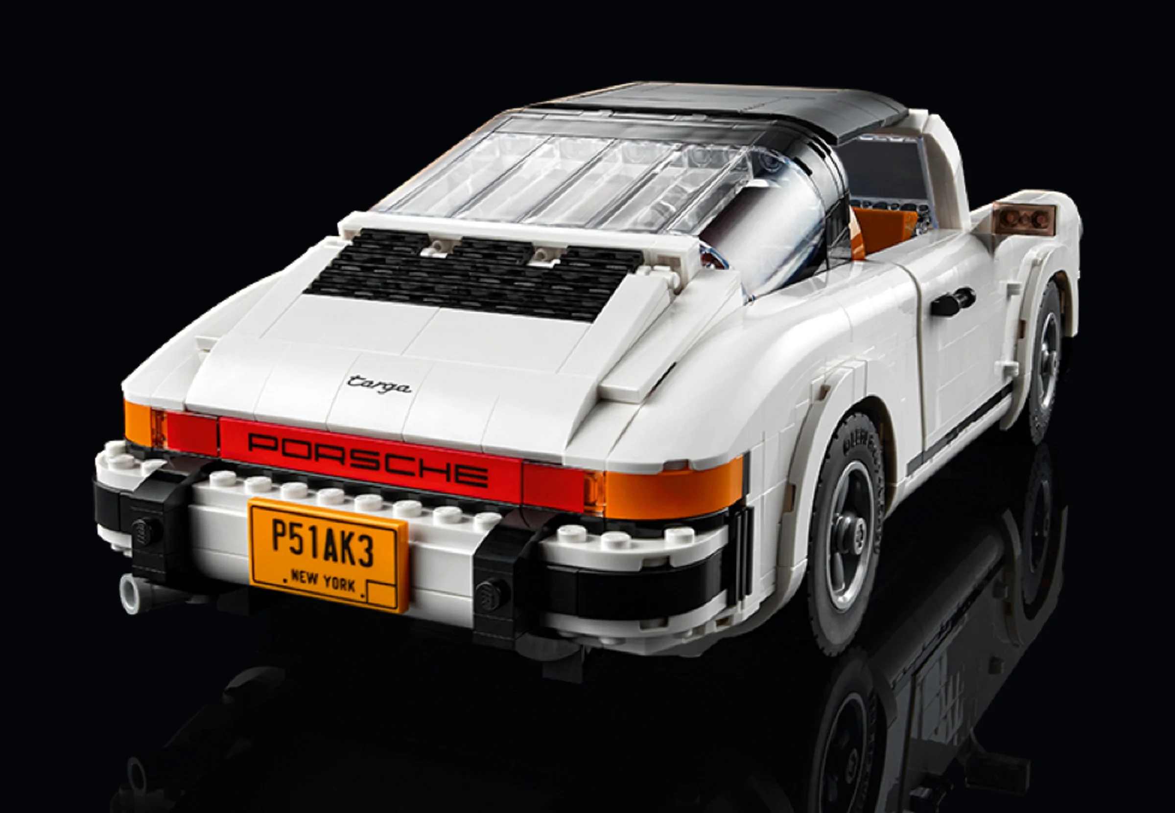 Porsche 911 Targa alb, o vedere din spate. Model LEGO detaliat și elegant.