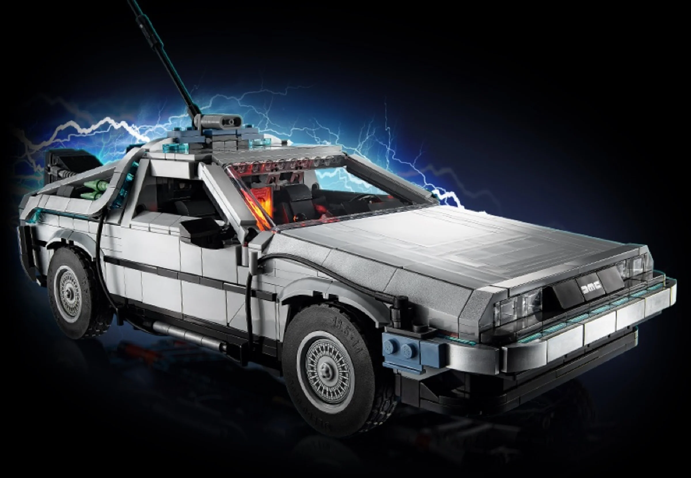 O imagine detaliată a modelului LEGO DeLorean, sub un fundal cu efecte luminoase.