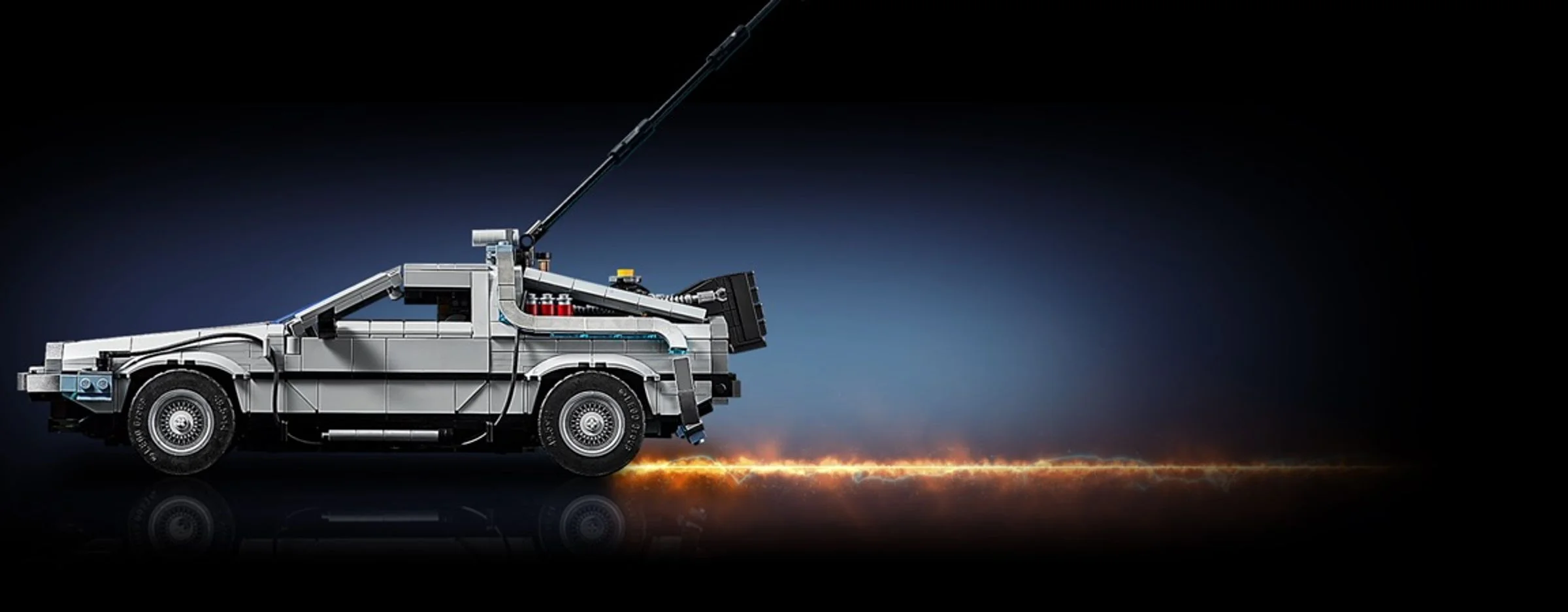 Imagine laterală a DeLorean-ului LEGO, pregătit de călătorie în timp cu efecte speciale.