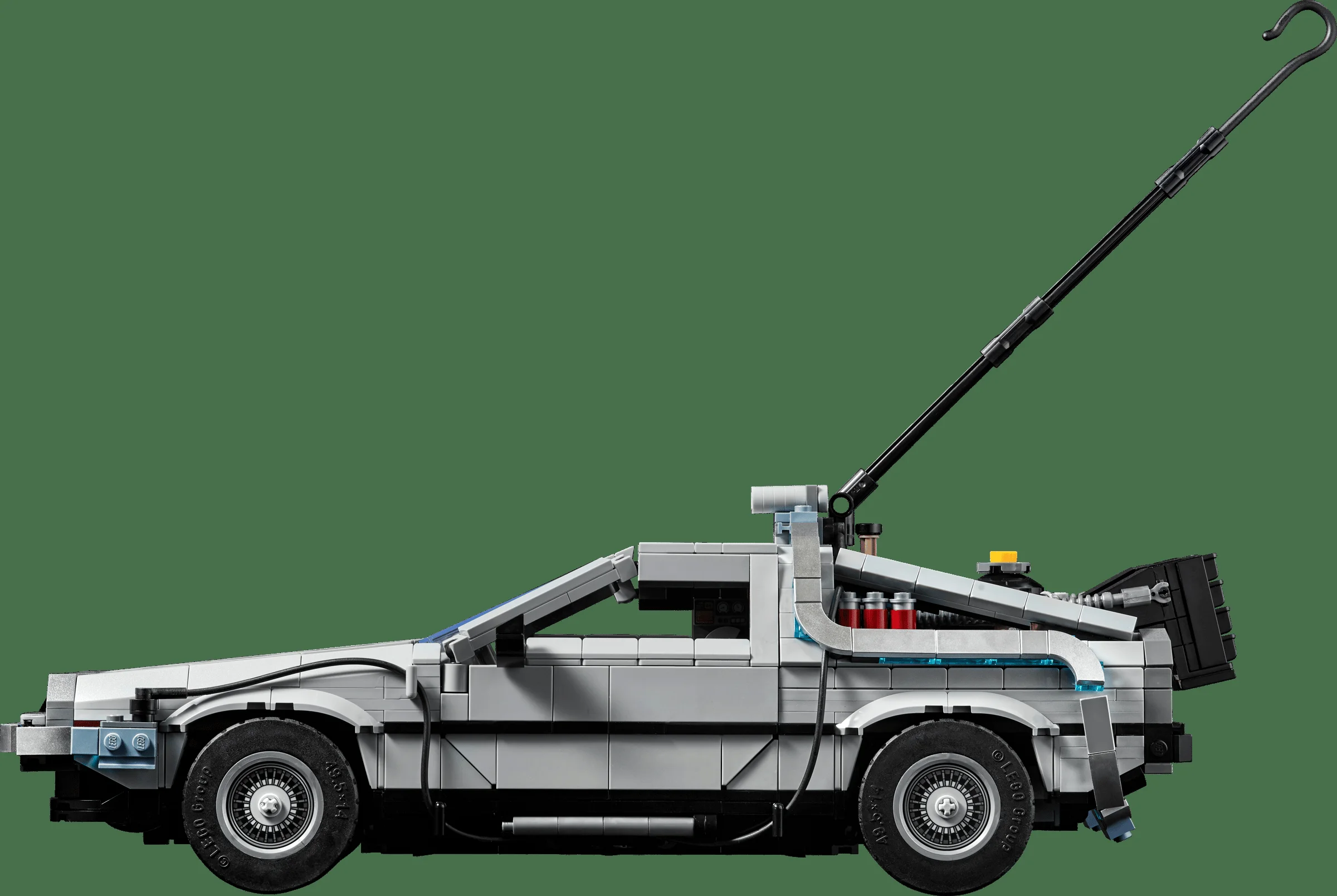 O imagine laterală a modelului LEGO DeLorean, cu cârligul său. Detalii fine și culori precise.