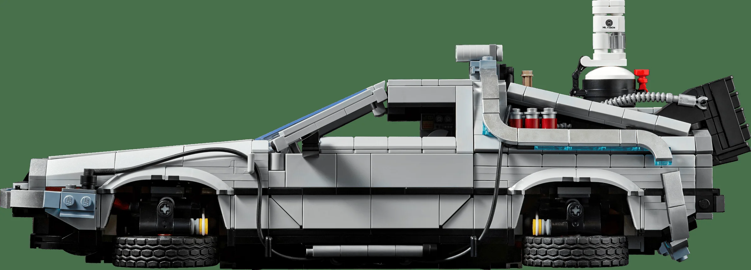 Imagine laterală a modelului LEGO DeLorean, cu detalii ale caroseriei și componentelor mașinii timpului.