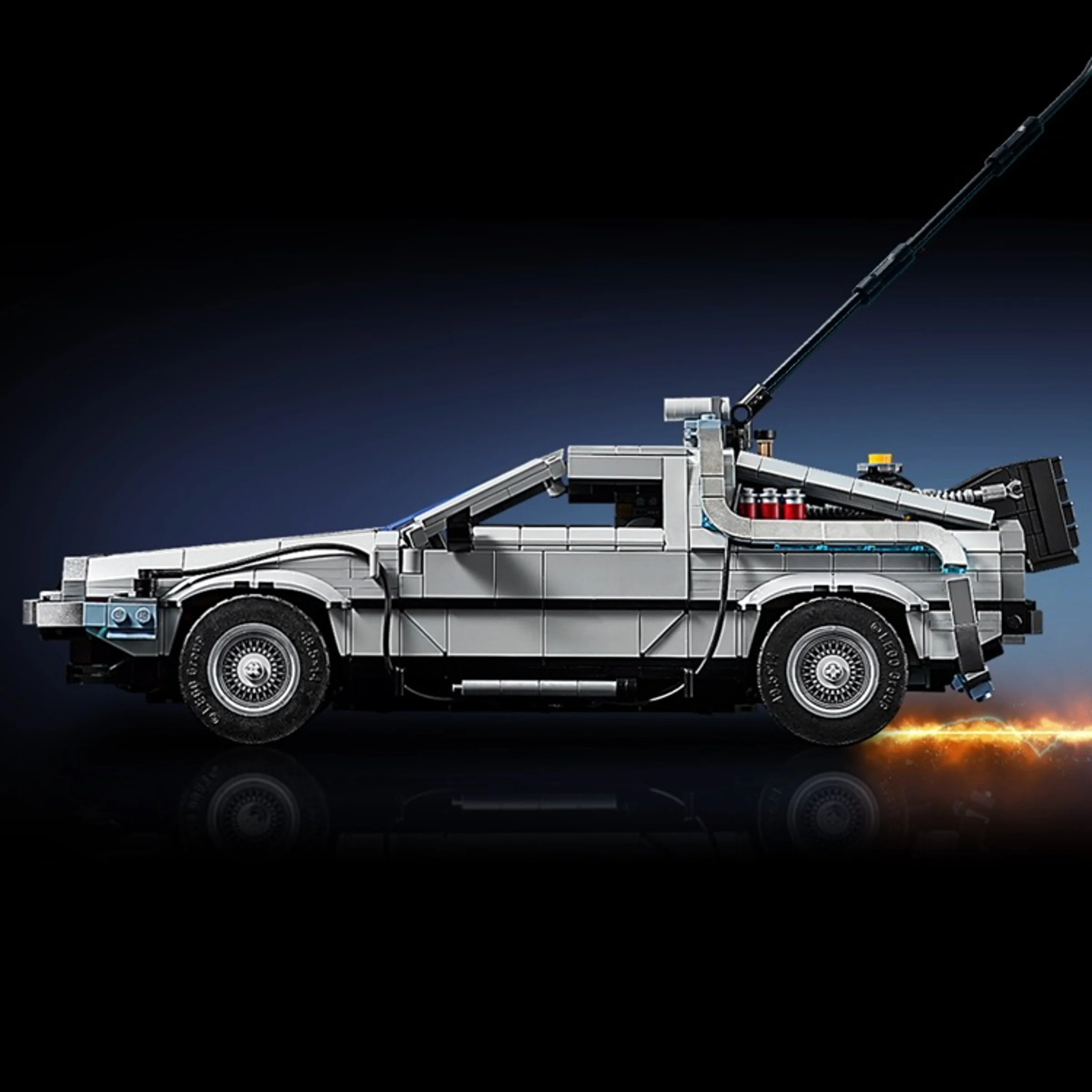 Mașina timpului DeLorean, din LEGO, văzută din lateral. O aventură nostalgică garantată!