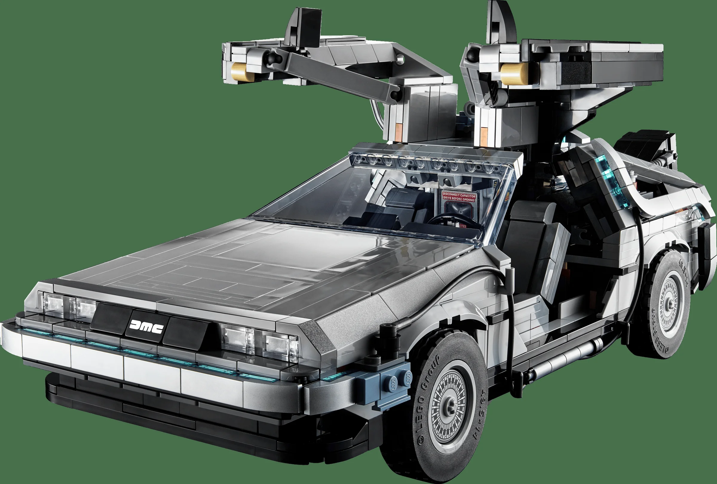 Imagine cu modelul LEGO DeLorean, cu ușile deschise și detaliile caroseriei vizibile.