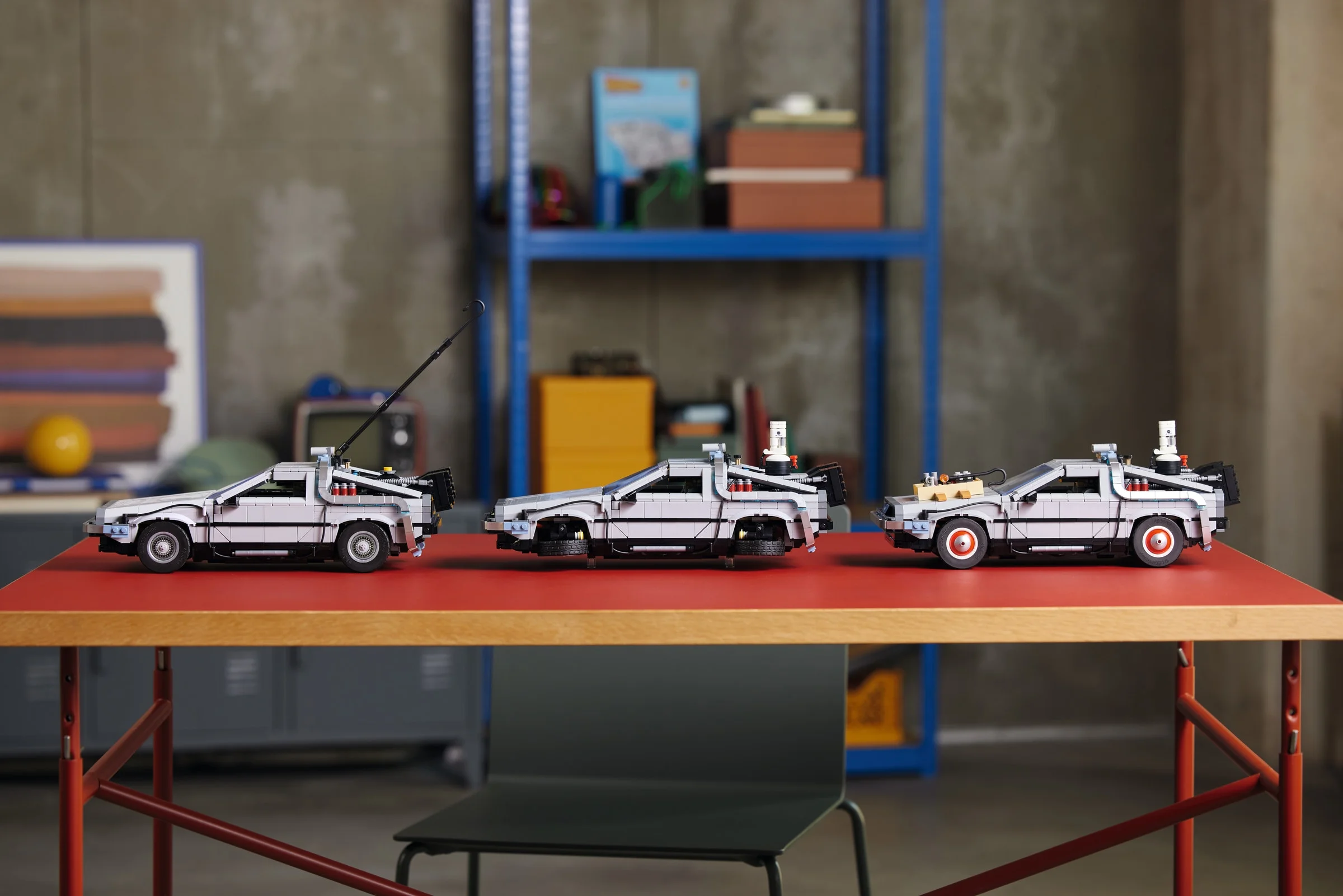 Trei modele LEGO DeLorean, fiecare reprezentând o versiune diferită din filme.