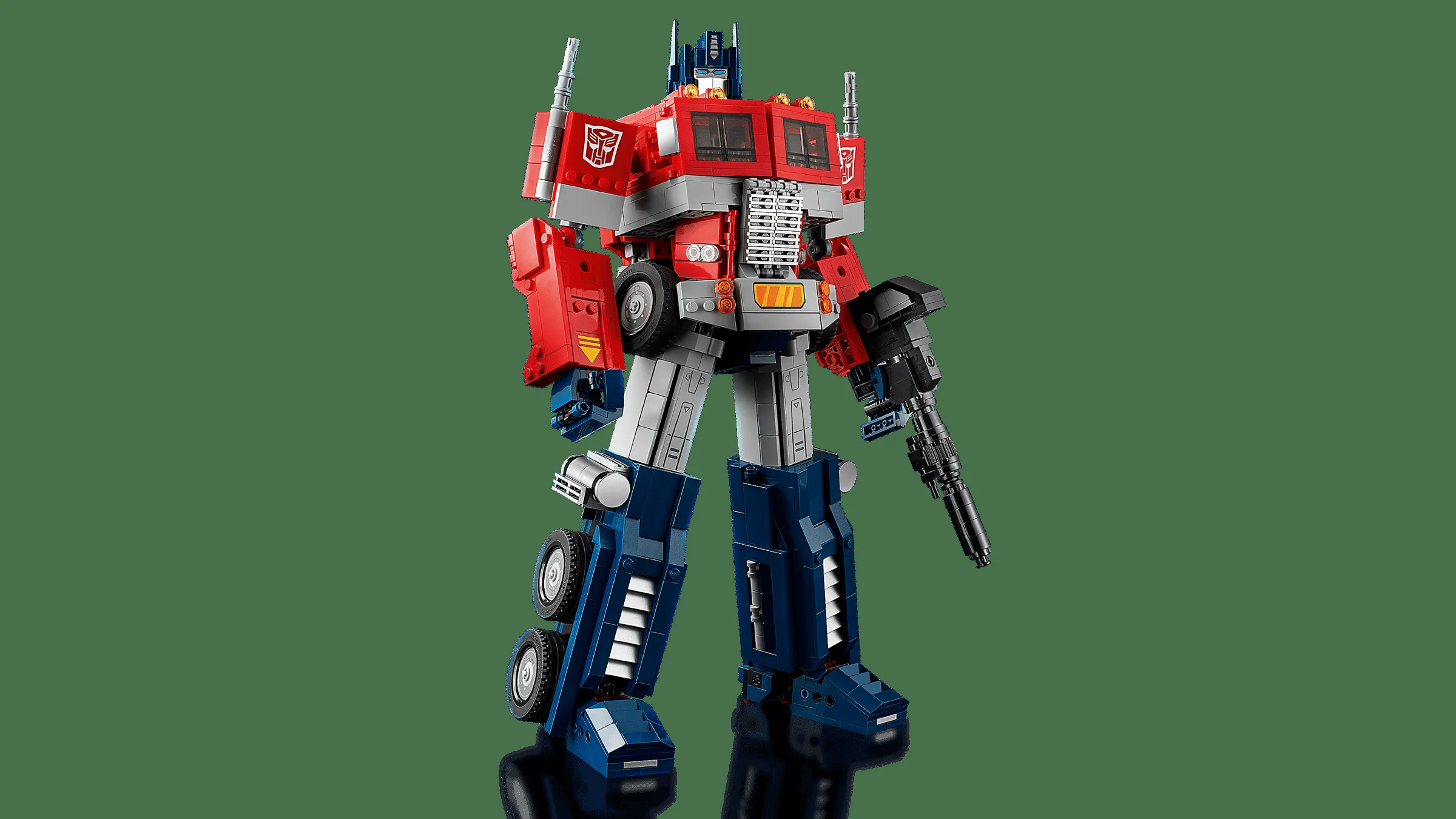 Imagine cu Optimus Prime din setul LEGO 10302. Modelul este detaliat și arată fidel personajului.