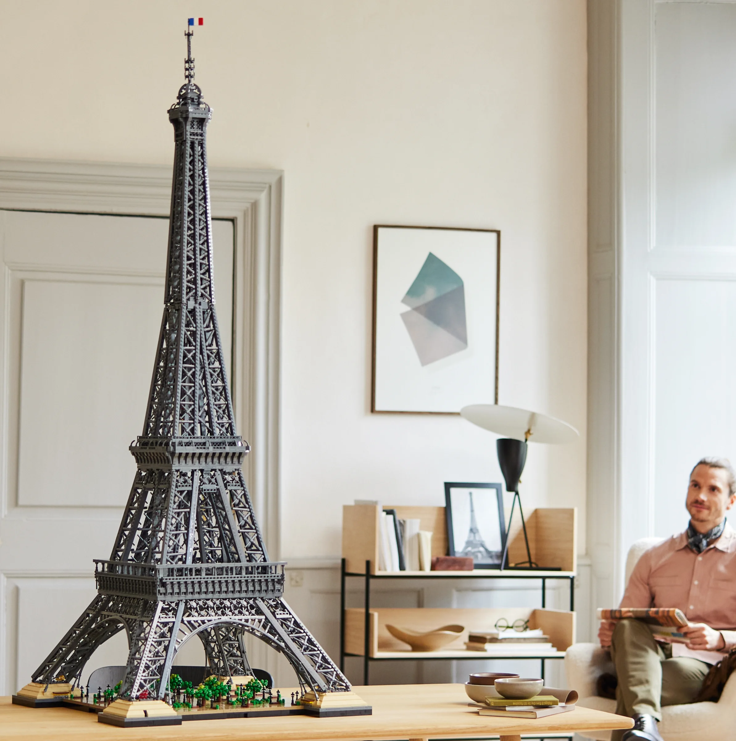 Imagine cu Turnul Eiffel LEGO 10307, model detaliat și impresionant. O piesă centrală într-un decor elegant.