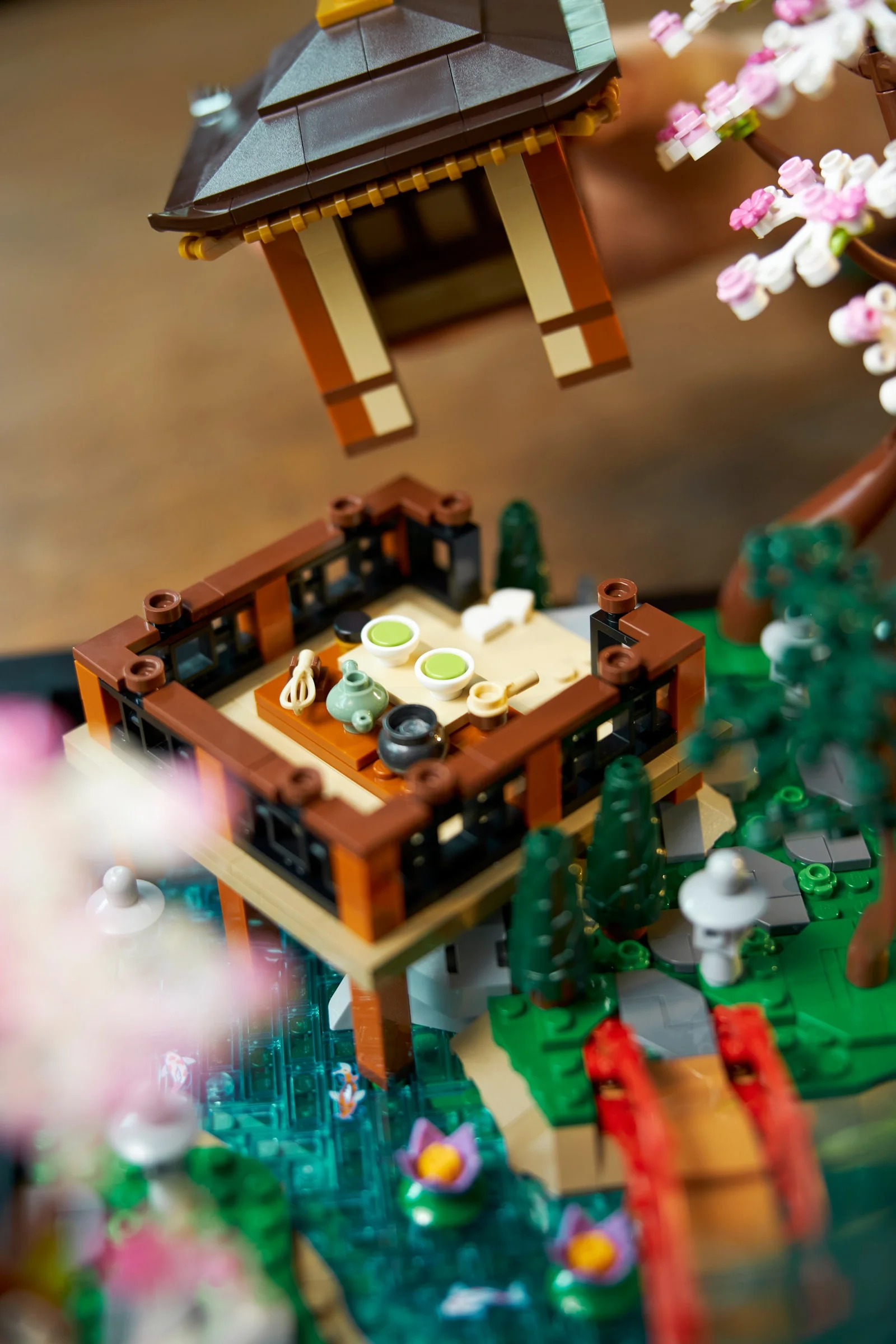 Imagine detaliată a grădinii liniștite LEGO 10315, cu căsuța de ceai și iazul cu pești Koi.