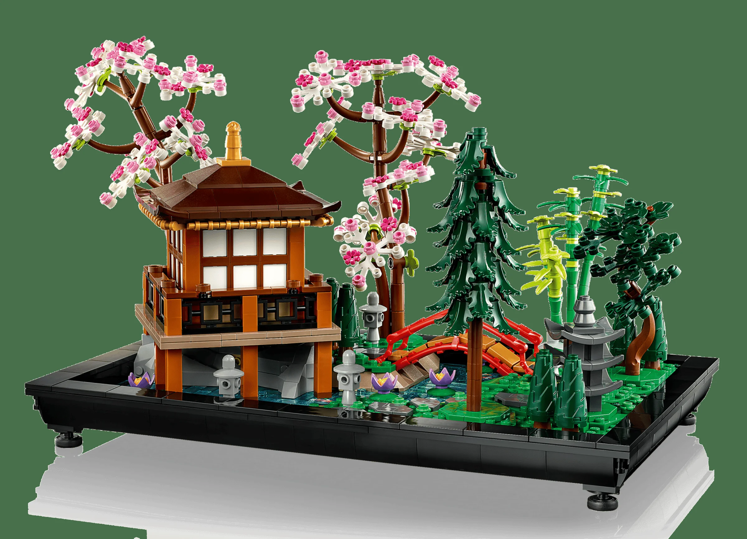 Grădină liniștită LEGO 10315, cu foișor, pod roșu, copaci înfloriți și vegetație luxuriantă.