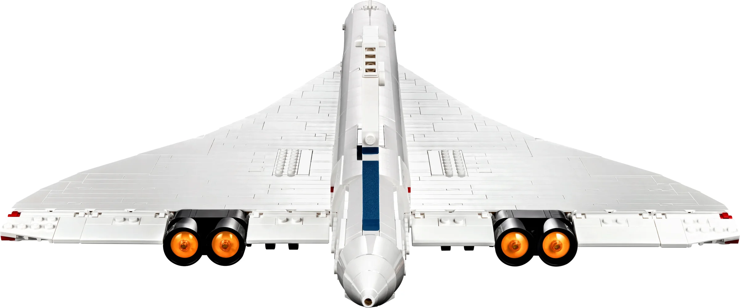 Imagine de sus a modelului LEGO Concorde, detaliind aripile și motoarele. Design complex, alb imaculat.