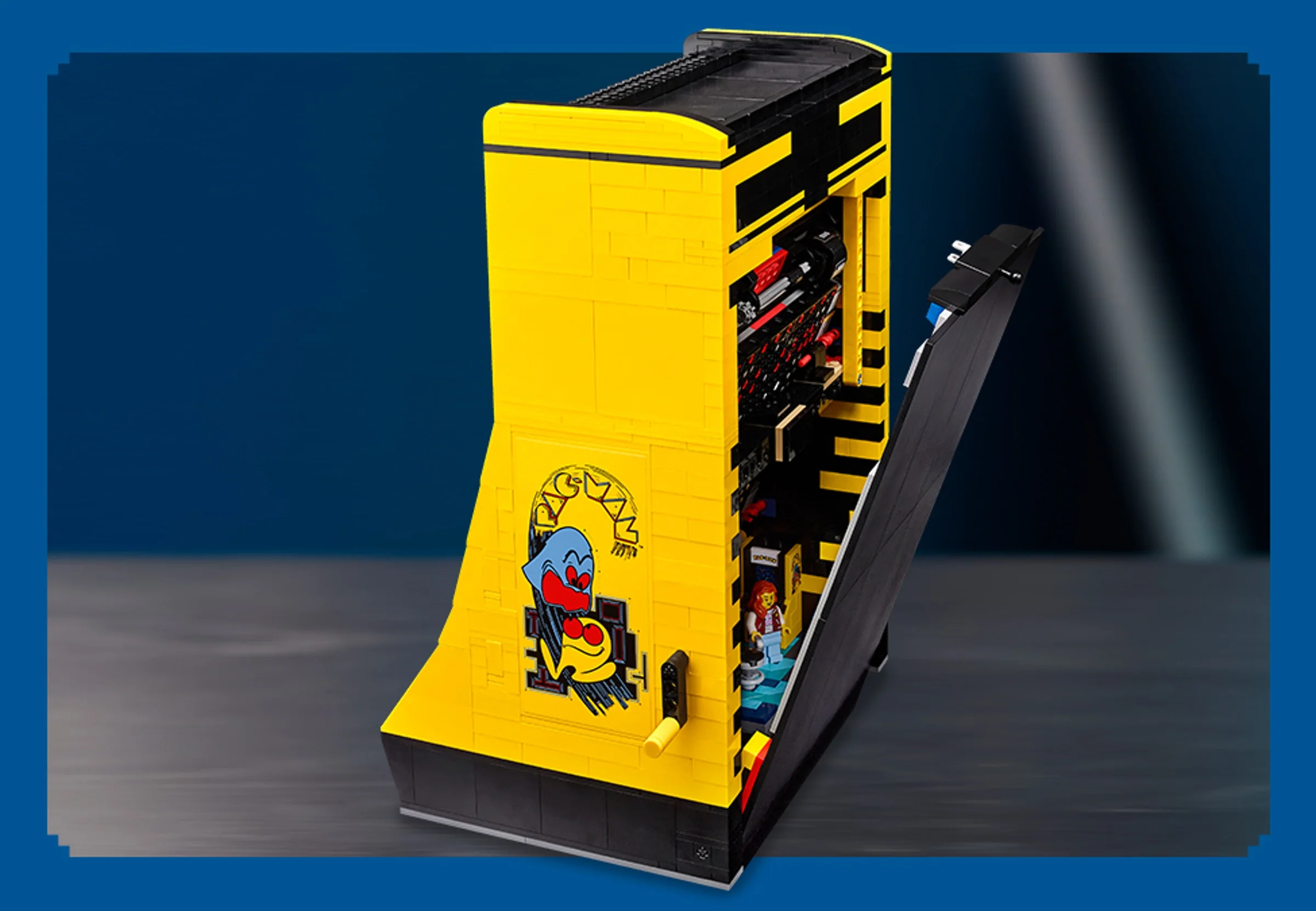 Imagine cu modelul LEGO Pac-Man Arcade (10323), cu detaliile și minifigurina ascunsă.
