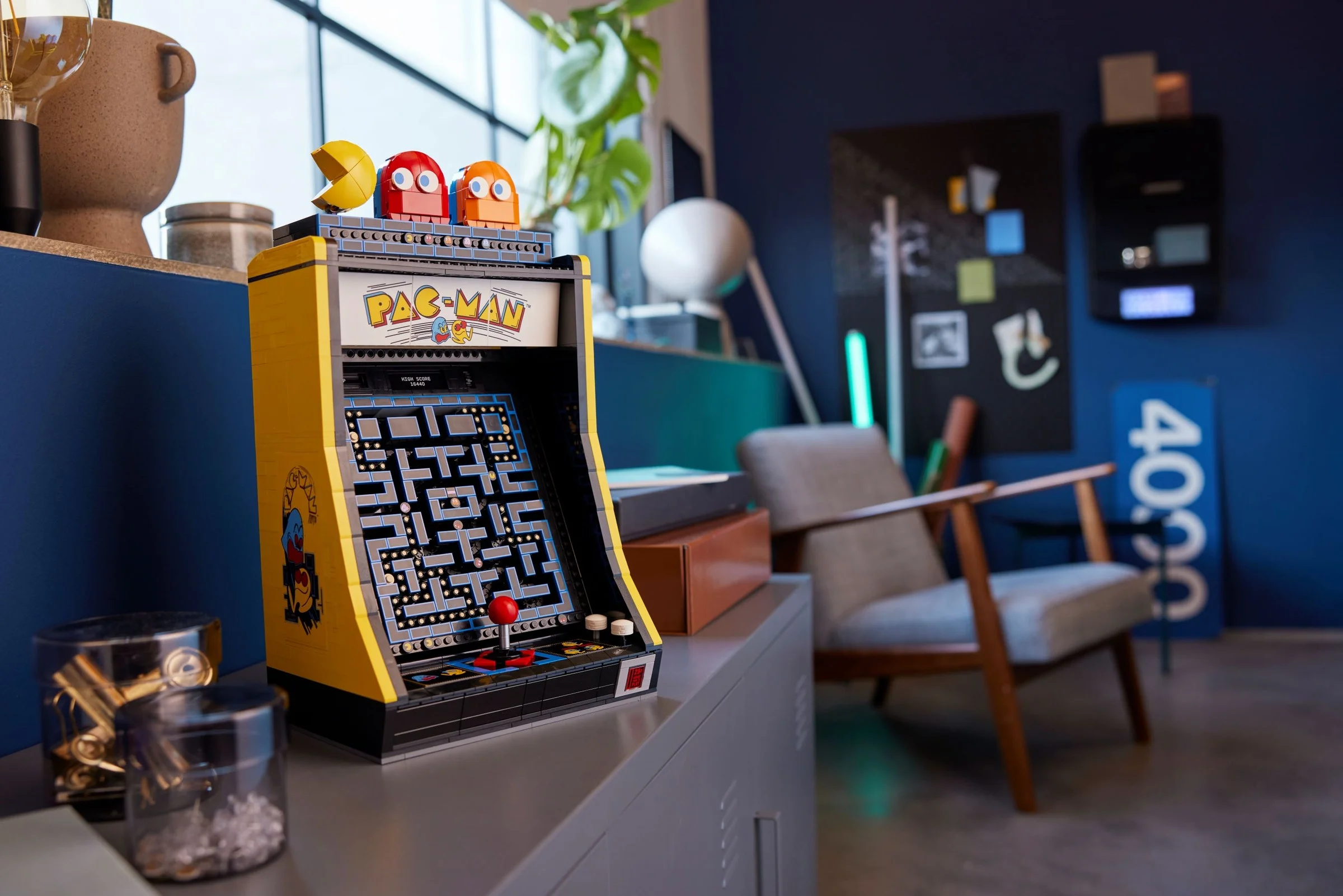 Imagine cu modelul LEGO PAC-MAN Arcade 10323, plasat într-un decor modern, atrăgător.