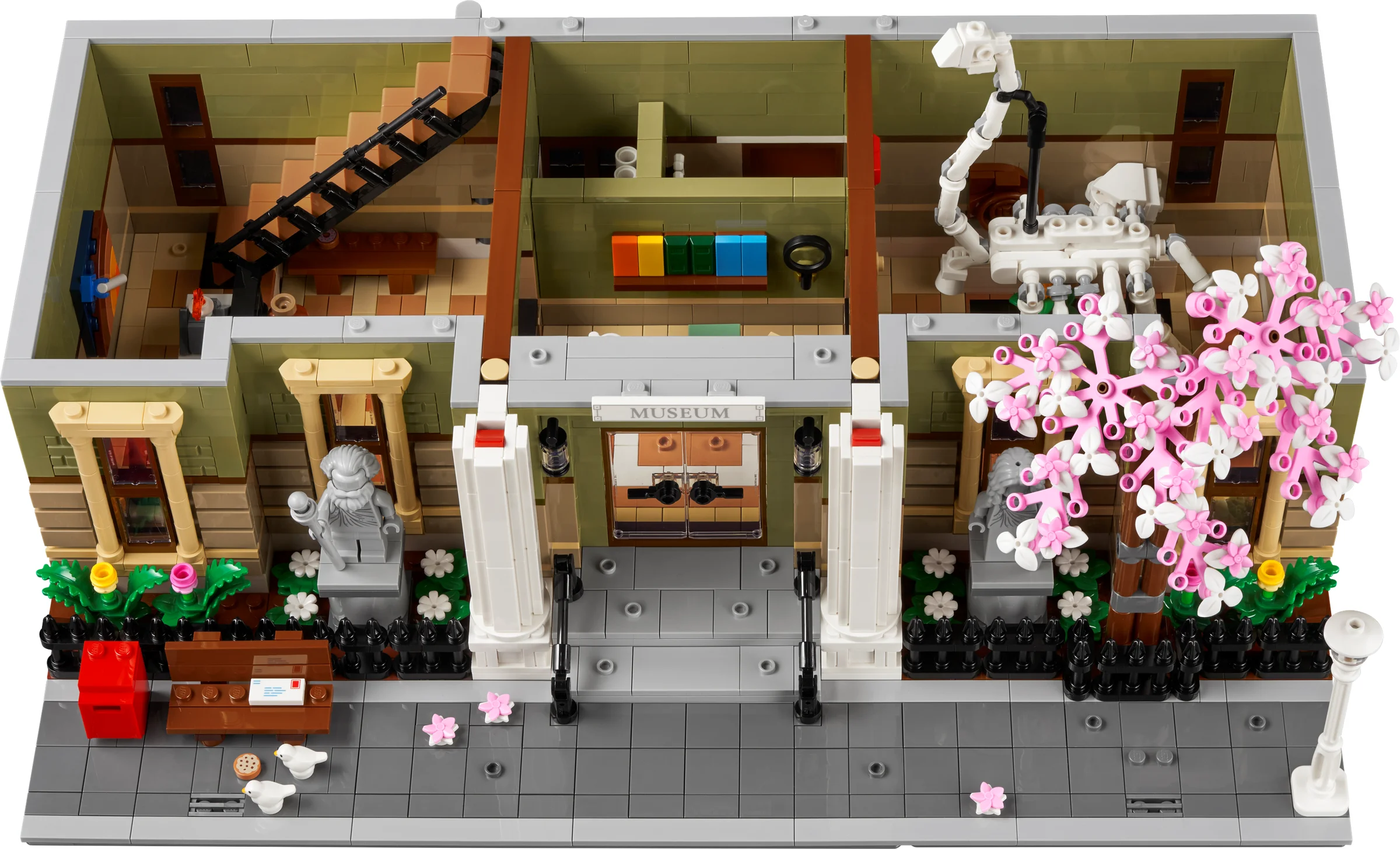 O vedere aeriană a Muzeului de Istorie Naturală LEGO 10326, cu detalii arhitecturale și expoziții interne.