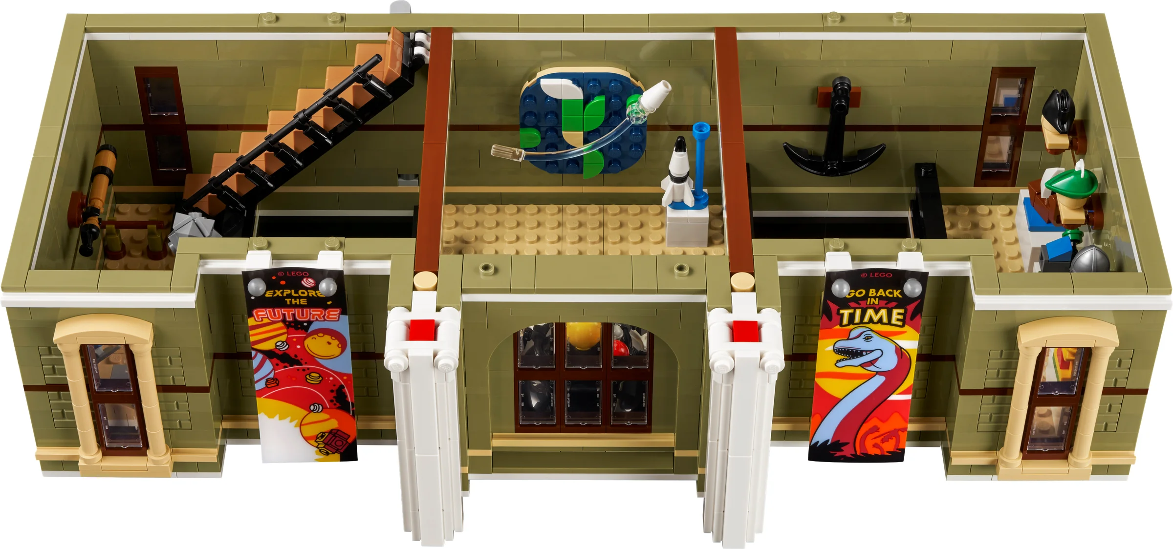 Vedere de sus a Muzeului de Istorie Naturală LEGO 10326, cu exponate și detalii interioare.