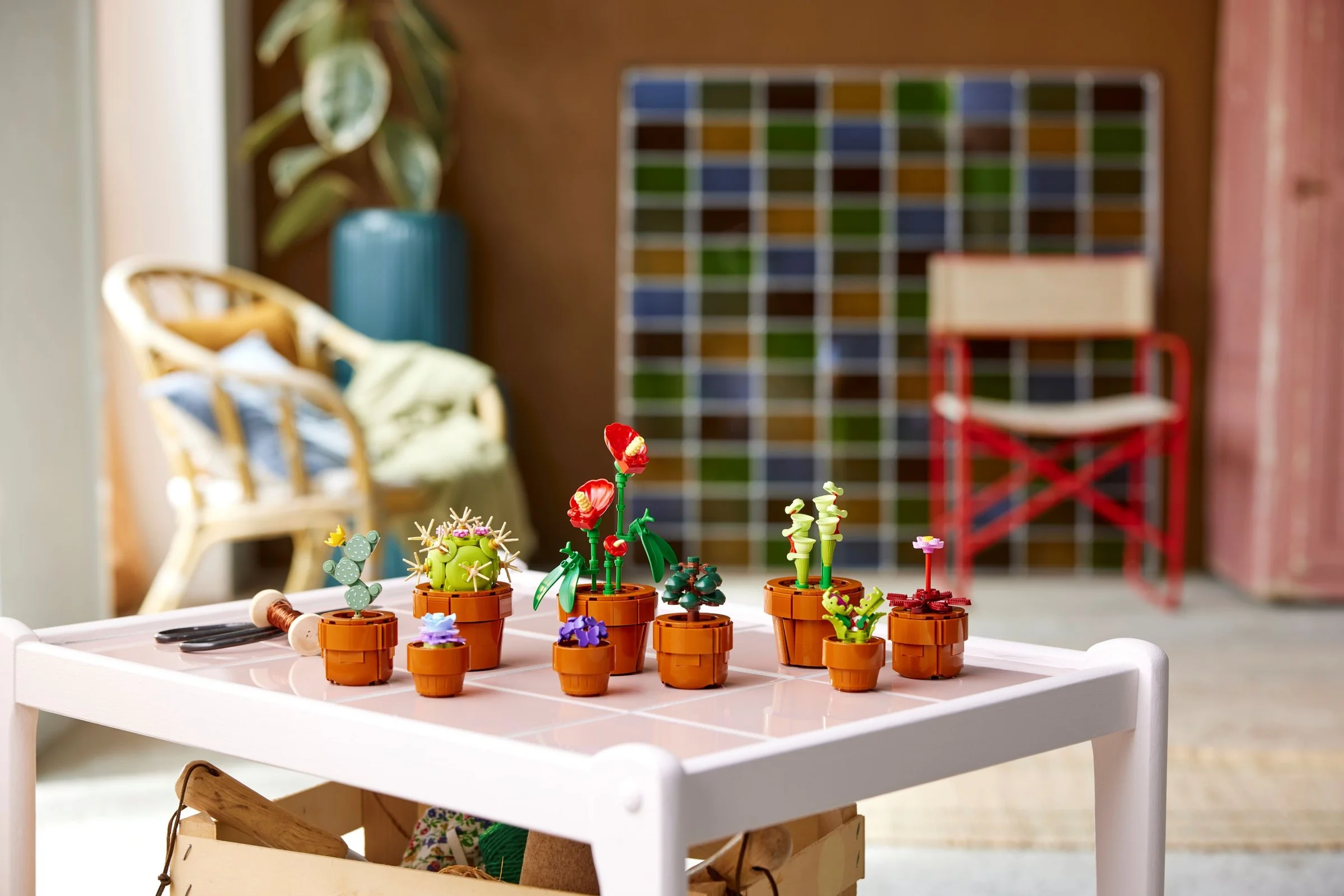 Aranjament viu cu plante LEGO în ghivece, perfecte pentru decor.