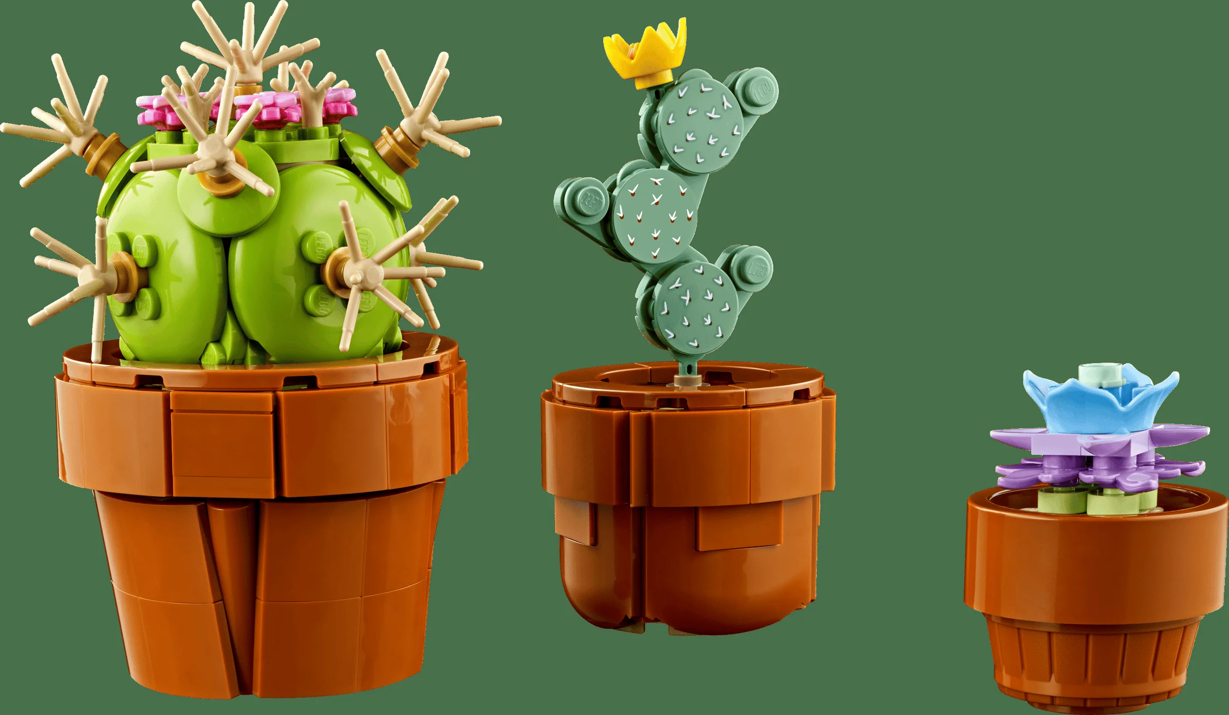 Imagine cu trei plante LEGO în ghivece, parte din setul 10329. Detaliu și prezentare.