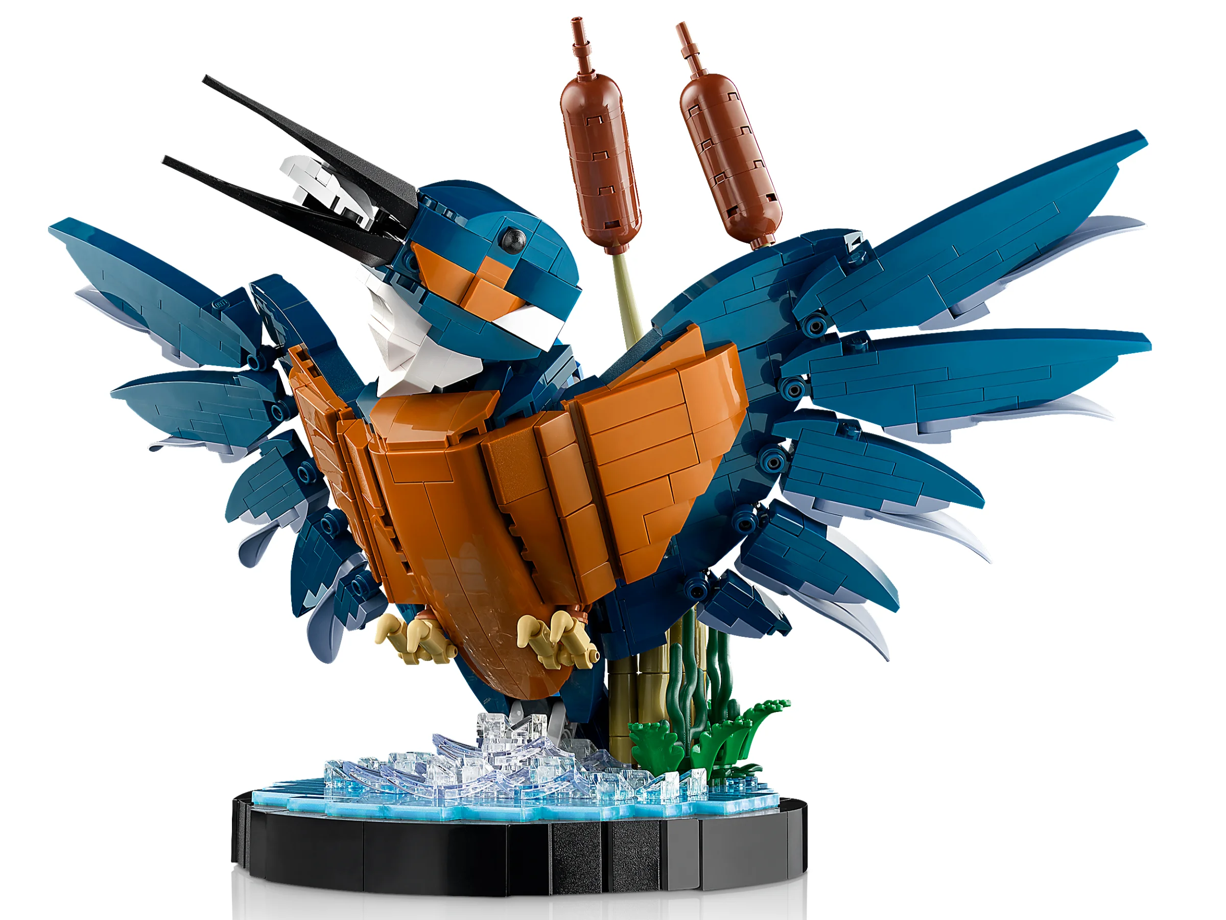 Model detaliat LEGO al unui pescăruș albastru cu aripile deschise, pe un suport.