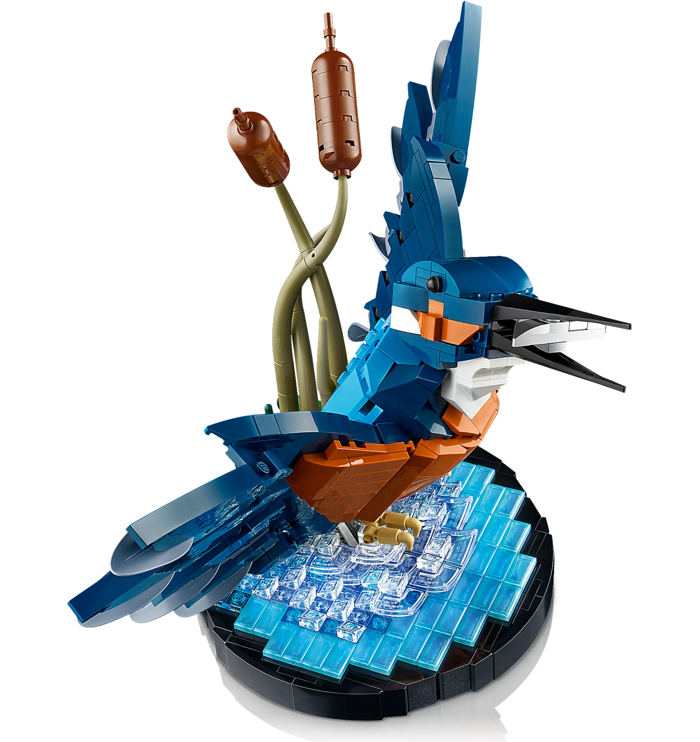 Modelul LEGO Kingfisher (pescăruș albastru) stă pe un suport ce imită apa.