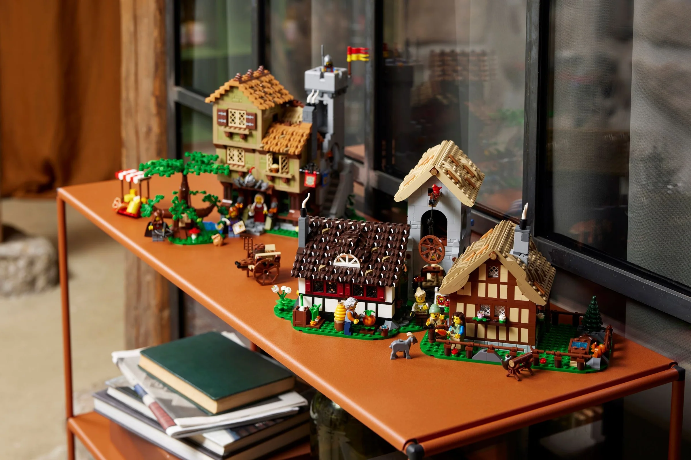 Imagine cu modelul LEGO 10332, Piața Orașului Medieval, cu detalii și minifigurine.