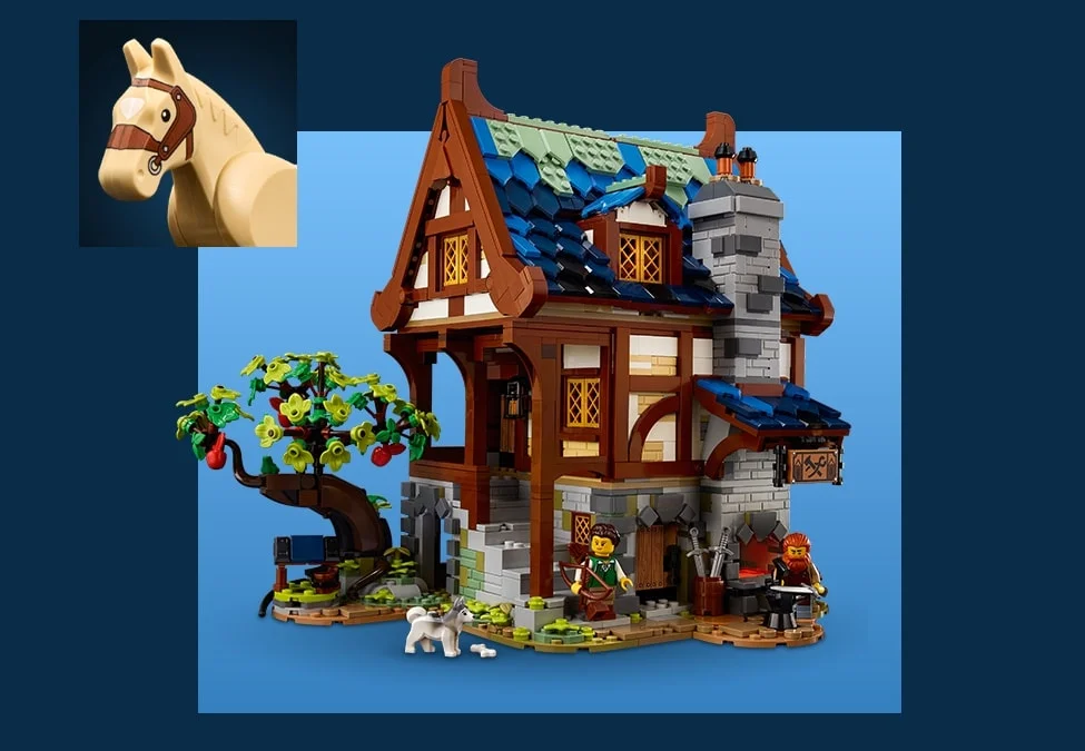 Imagine cu piața medievală LEGO 10332, cu detalii ale clădirii și minifigurine.