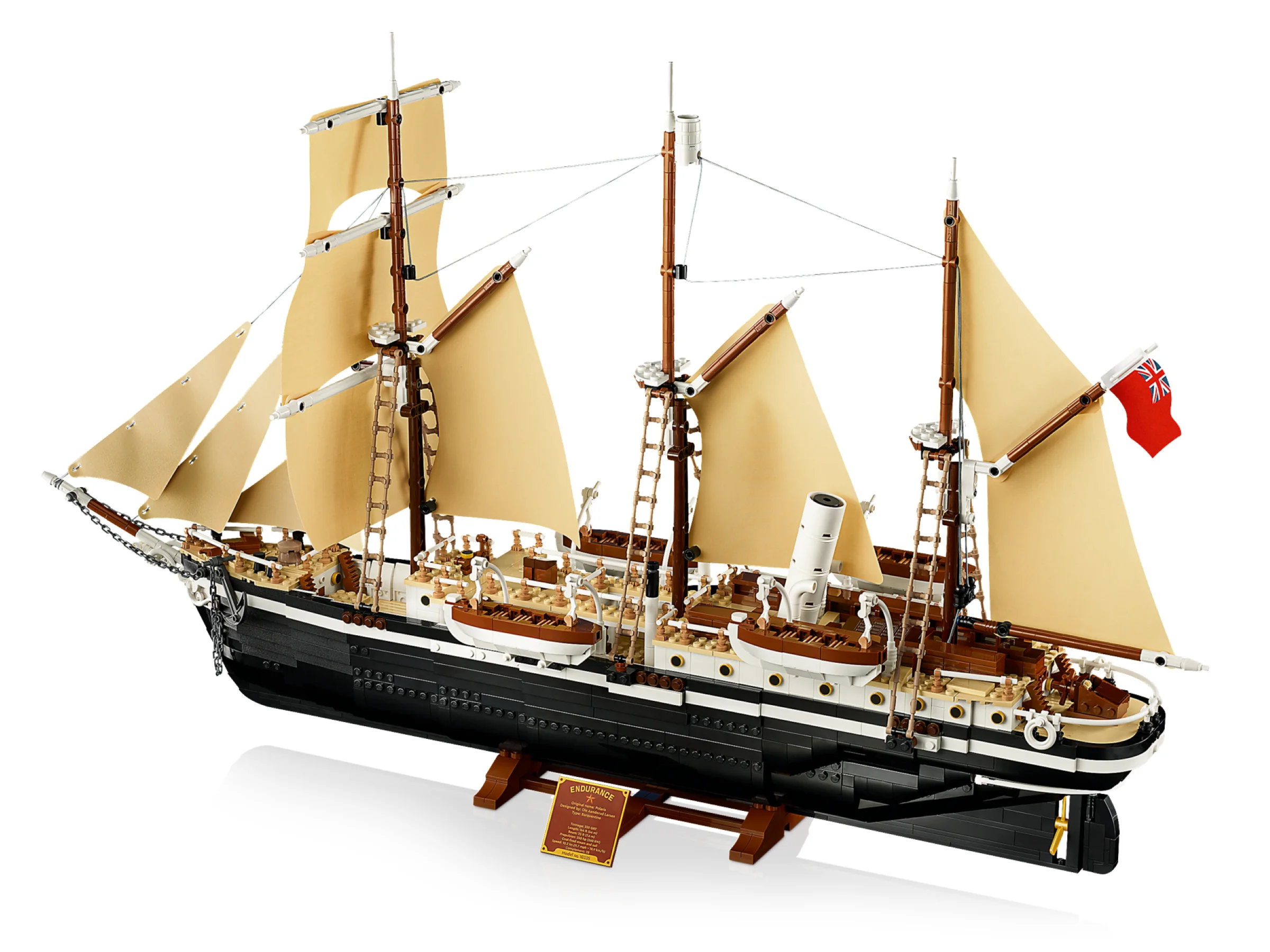 O imagine detaliată a modelului LEGO al navei Endurance, cu pânze bej și stand de prezentare.